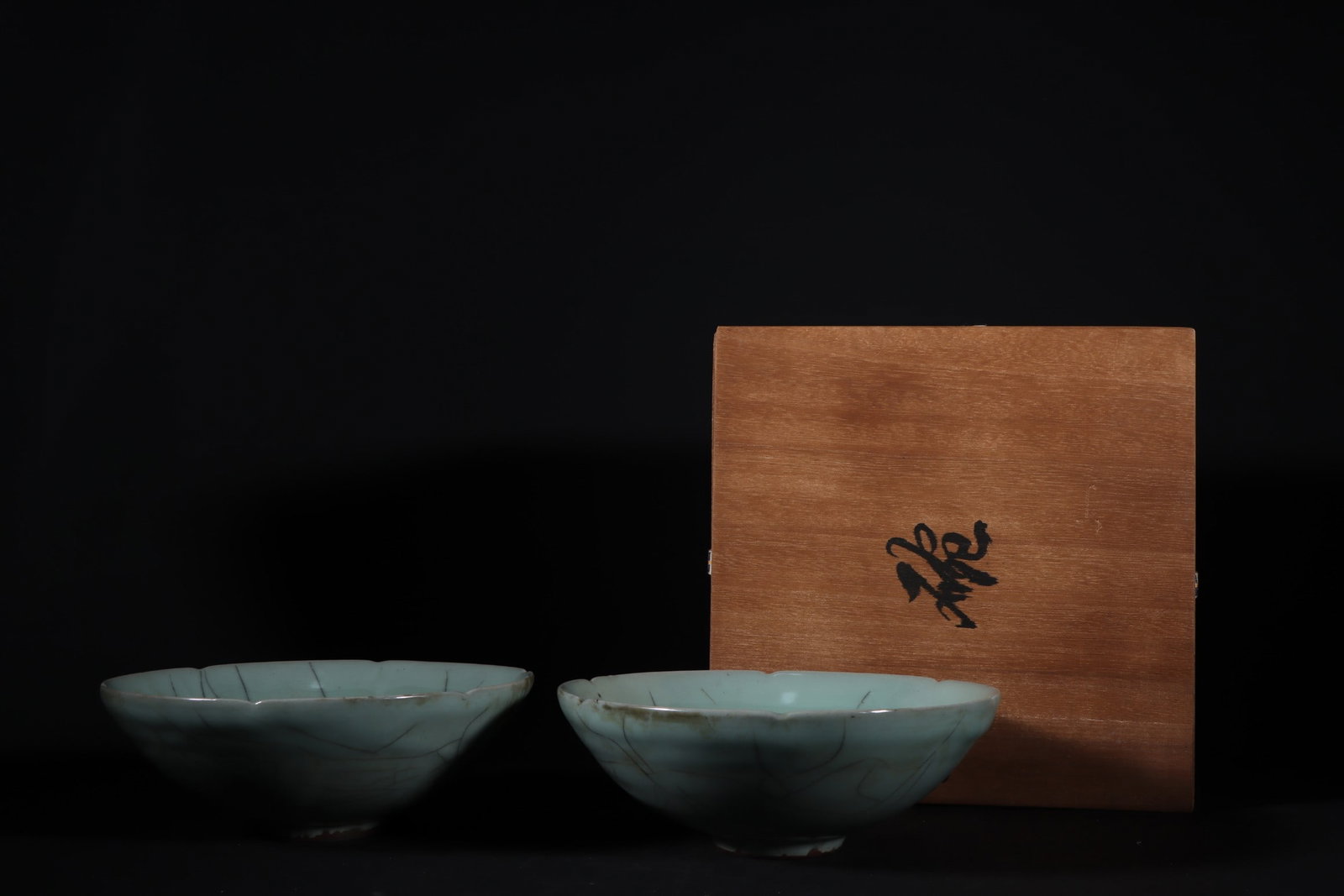 An Exquisite Guan yao Celadon Glazed Bowl: An Exquisite Guan yao Celadon Glazed Bowl Song Dynasty, China Size:2.8inx7.5in官窑粉青釉葵口碗 中国宋代 Size:7cmx19cm