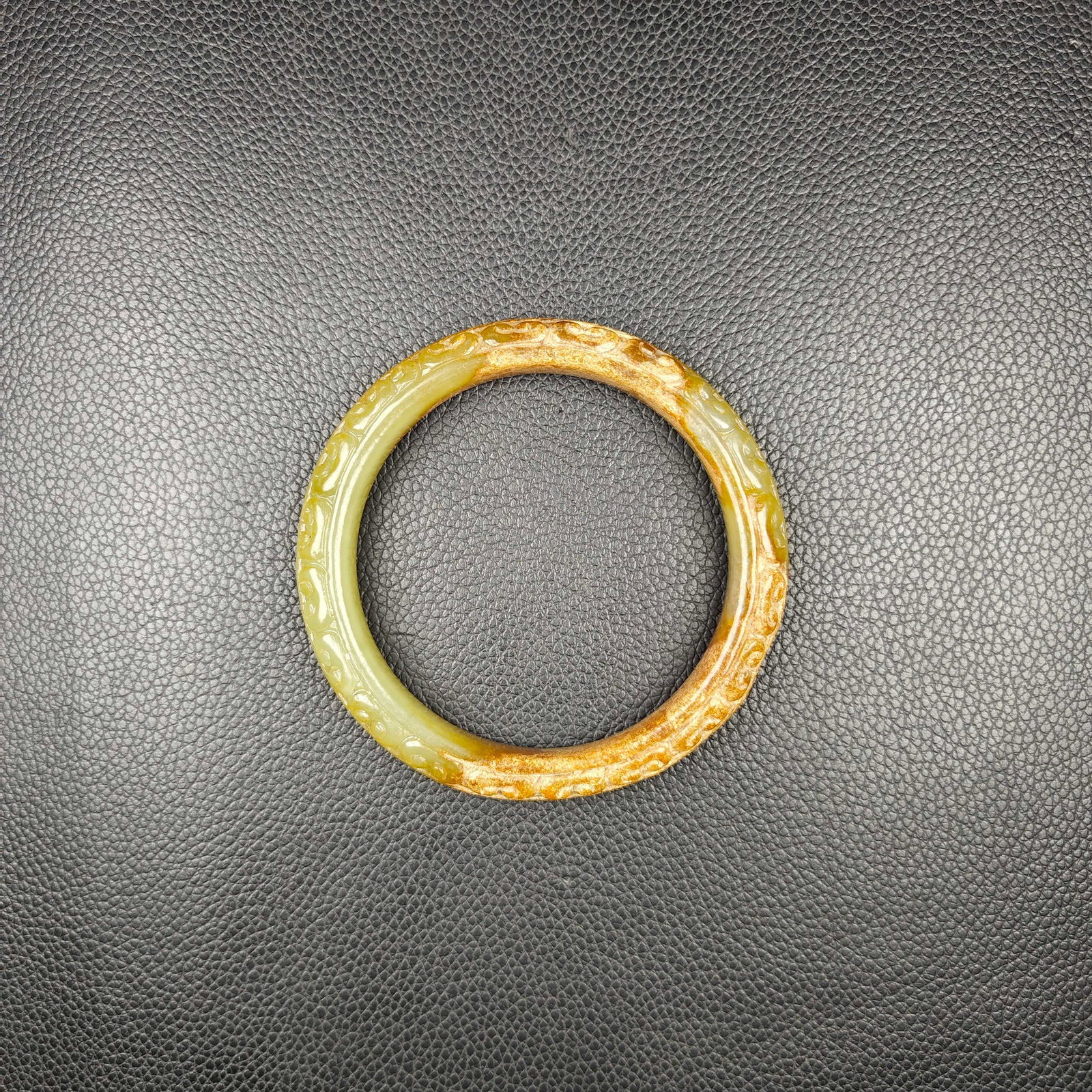 An Exquisite White Jade Bracelets: An Exquisite White Jade Bracelets Han Dynasty, China Size:(inside diameter)2.4in Diameter Size:3.3in Weight:47g白玉手镯 中国汉代 Size:(inside diameter)6