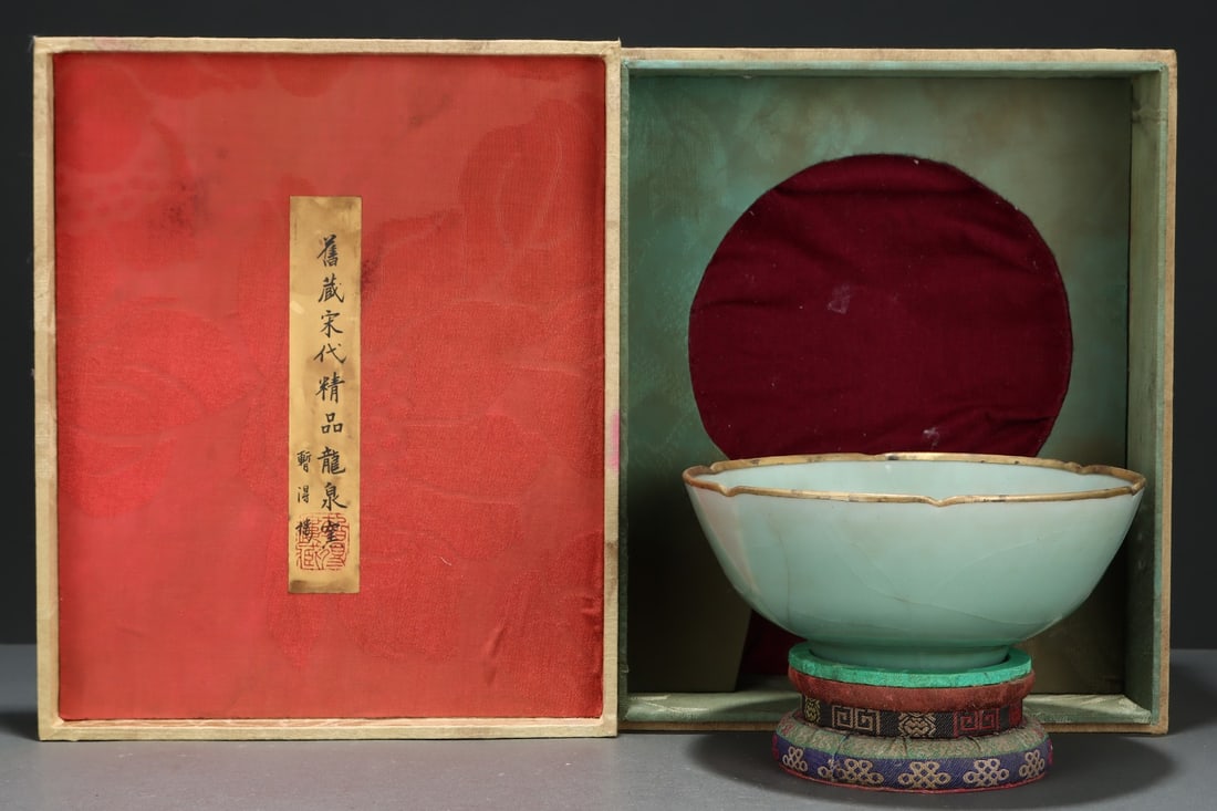 An Exquisite Longquan yao Celadon Glazed Bowl: An Exquisite Longquan yao Celadon Glazed Bowl Song Dynasty, China Size:3.1inx7.2in龙泉粉青釉葵口碗 中国宋代 Size:7.8cmx18.3cm