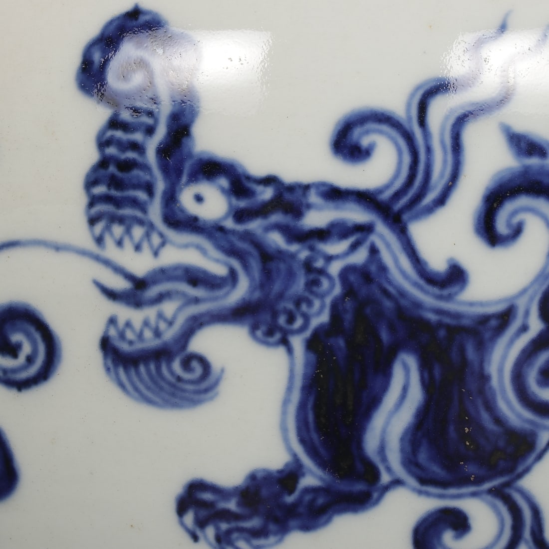 An Exquisite Blue and White Dragon Pattern Jar - 3