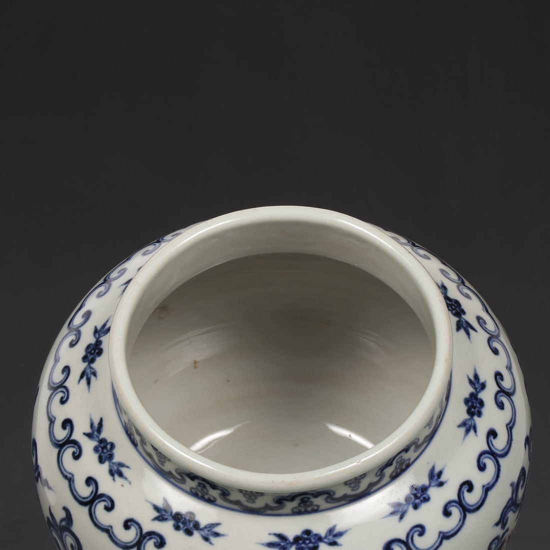 An Exquisite Blue and White Dragon Pattern Jar - 8