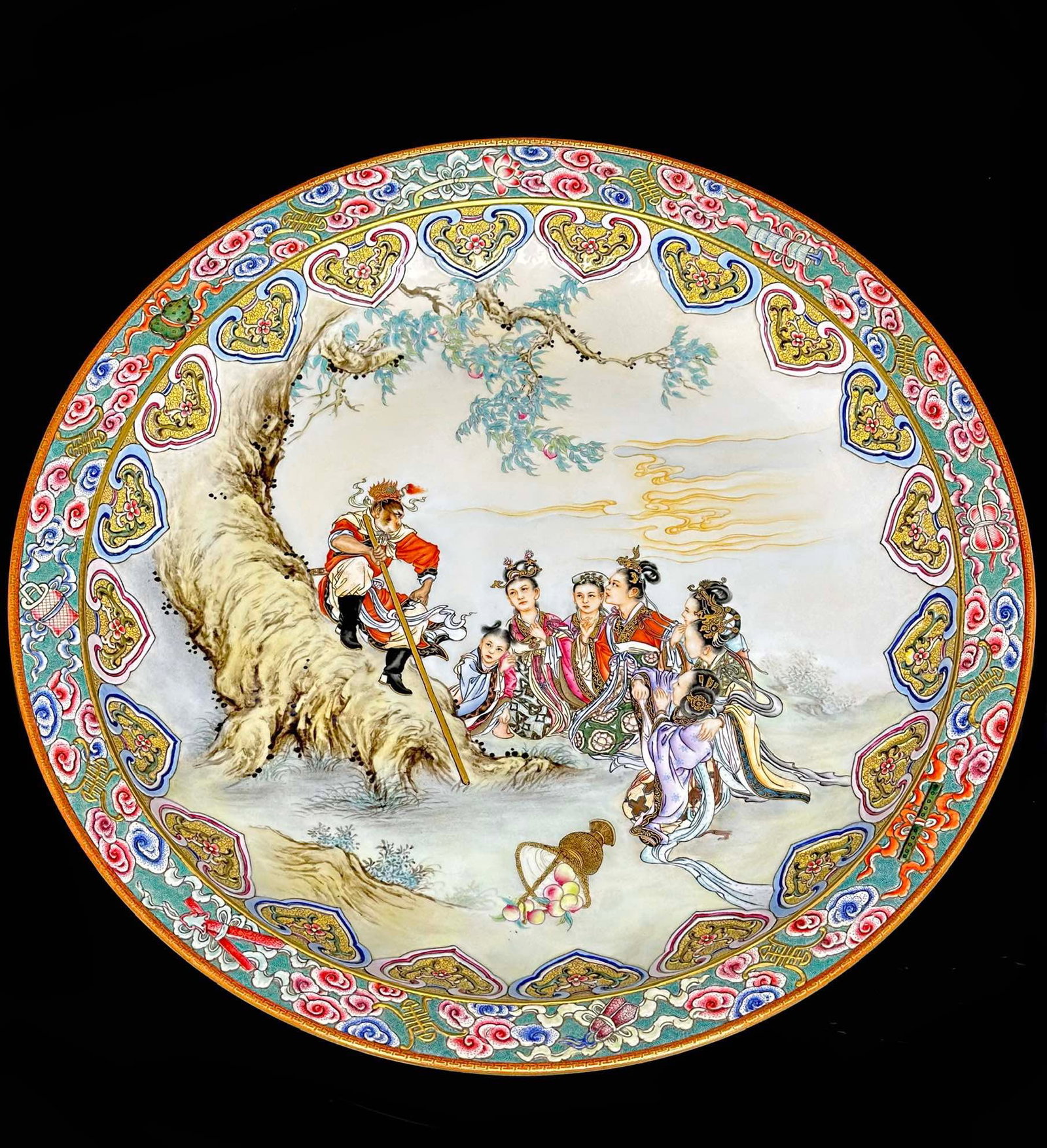 An Exquisite Green Ground Painted Gold Character and Story Pattern Eight Treasures Pattern Plate: An Exquisite Green Ground Painted Gold Character and Story Pattern Eight Treasures Pattern Plate Qing Dynasty, China Qianlong Six-character Mark Size:3.1inx19.7in绿地凤尾ഠ