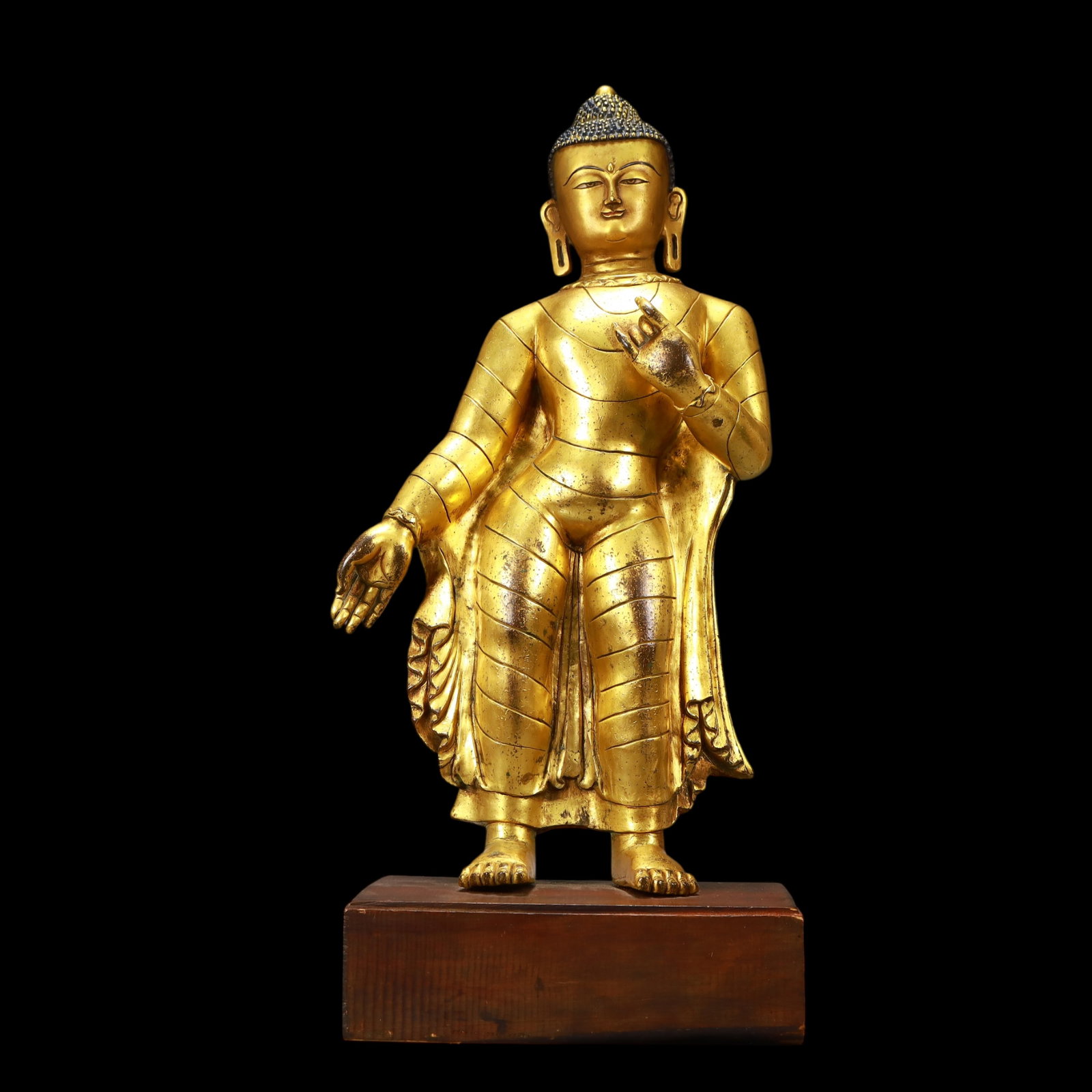 A Exquisite Gilt Bronze Statue of Sakyamuni: A Exquisite Gilt Bronze Statue of Sakyamuni Ming Dynasty, China Size:9.4inx5.5inx22.4in Weight:10000g铜鎏金如来 中国明代 Size:24cmx14cmx57cm Weigh
