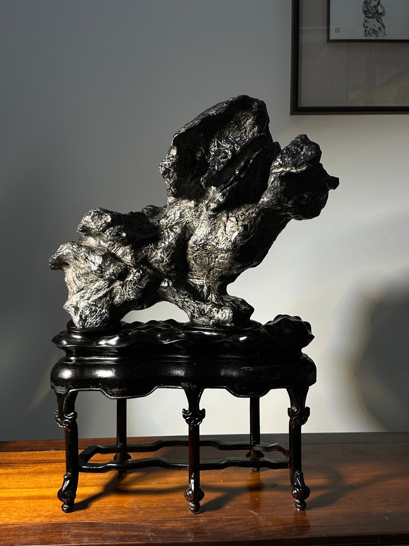 An Exquisite Lingbi Stone Ornament: An Exquisite Lingbi Stone Ornament Qing Dynasty, China Size:24.4inx18.1inx7.1in灵璧石摆件 中国清代 Size:62cmx46cmx18cm