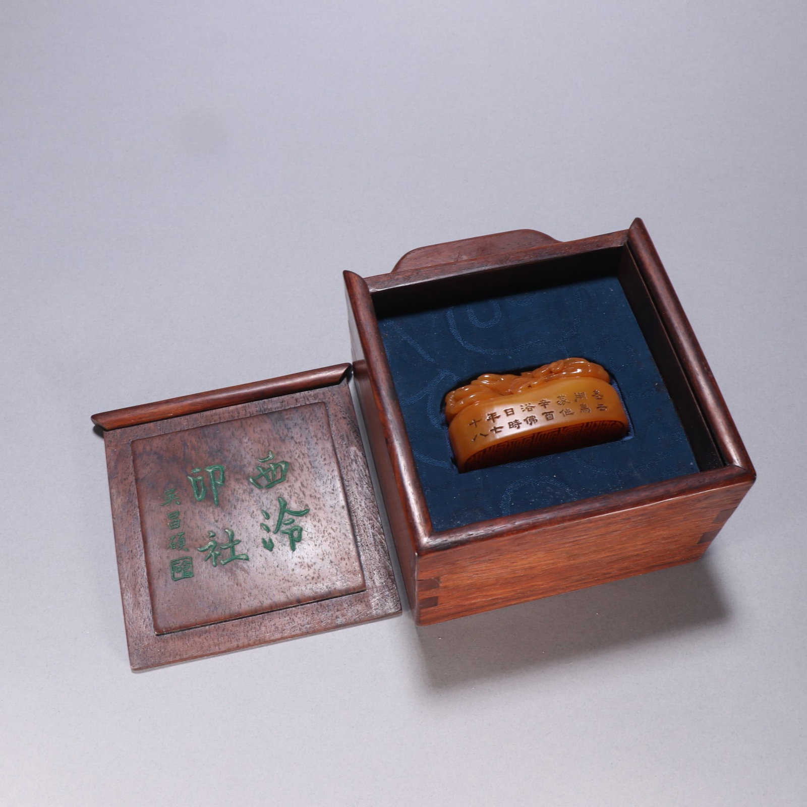 An Exquisite Tianhuang Stone Bergamot Pattern Seal: An Exquisite Tianhuang Stone Bergamot Pattern Seal Qing Dynasty, China Size:1.3inx2.6in Weight:120g田黄石佛手钮印章 中国清代
