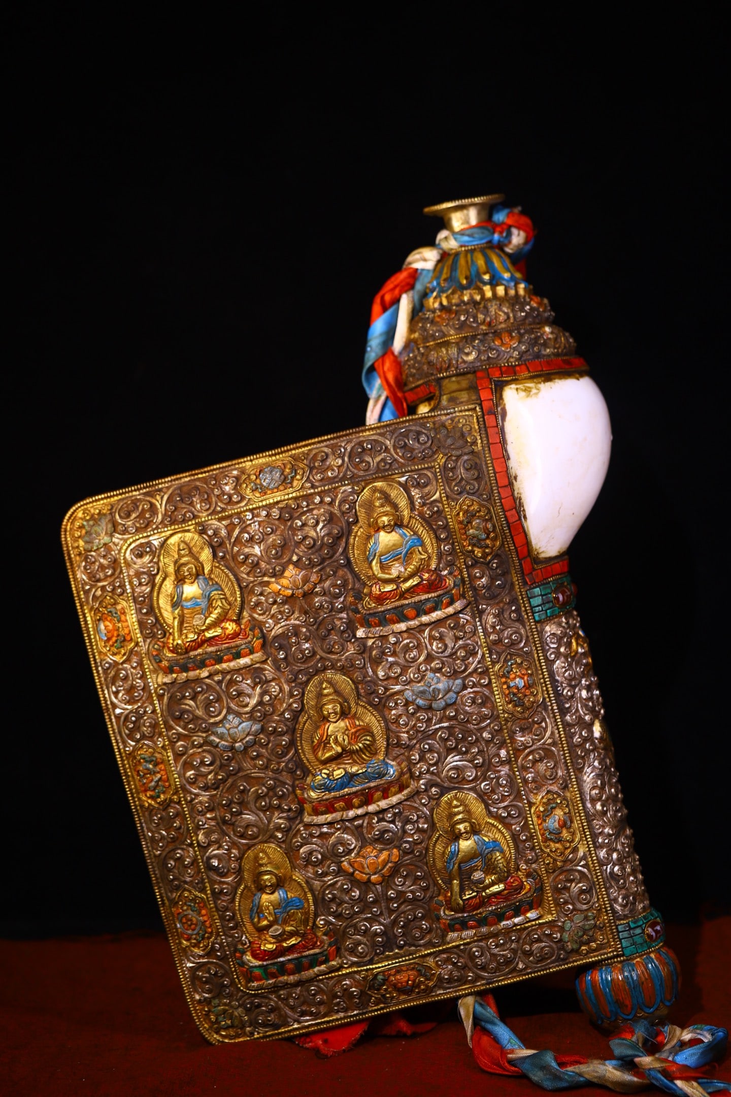 An Exquisite Conch Inlaid Gems Dzi Bead Ornament: An Exquisite Conch Inlaid Gems Dzi Bead Ornament Qing Dynasty, China Size:19.3inx13in Weight:4200g海螺掐丝嵌宝石天珠法螺