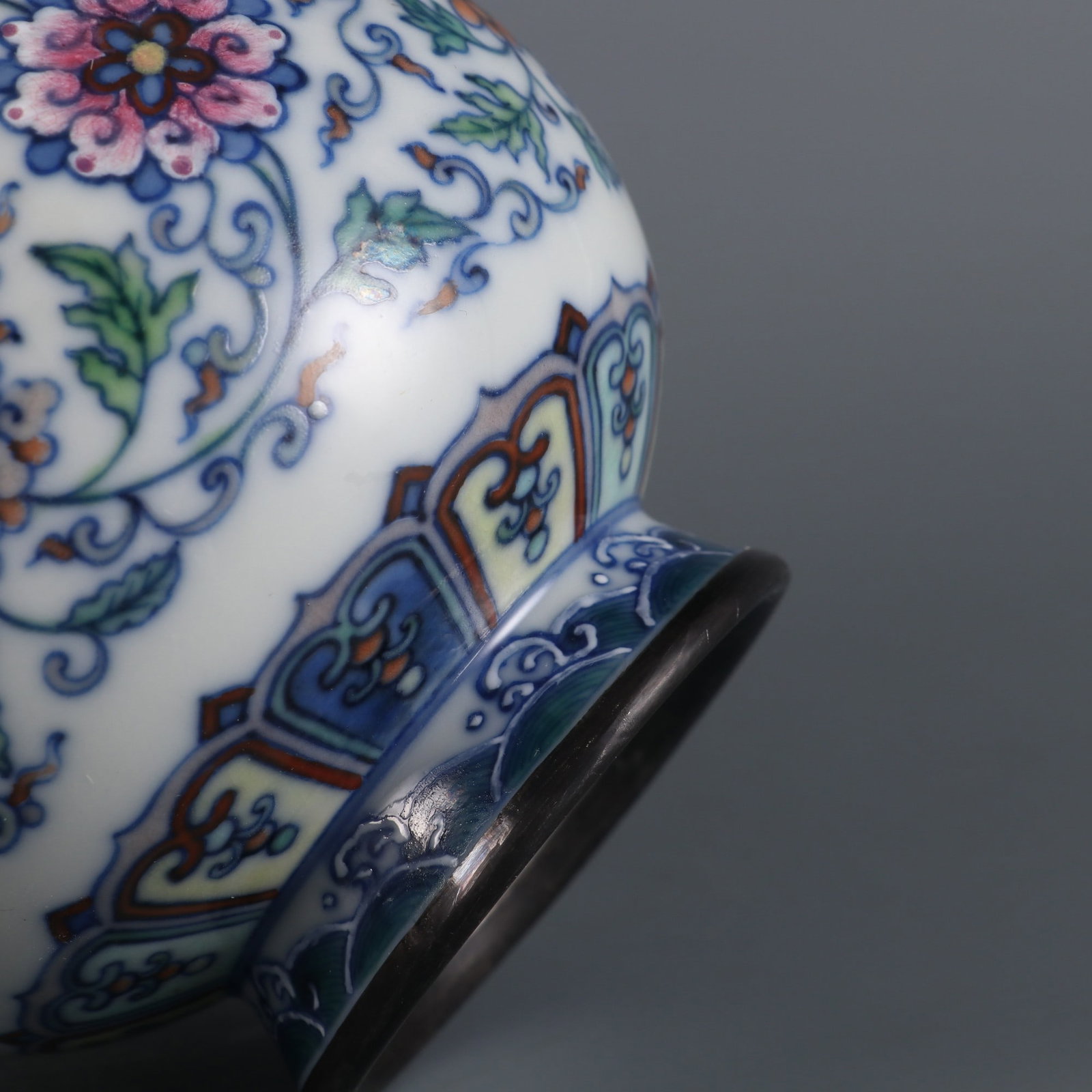 An Exquisite Doucai Lotus Pattern Vase - 5