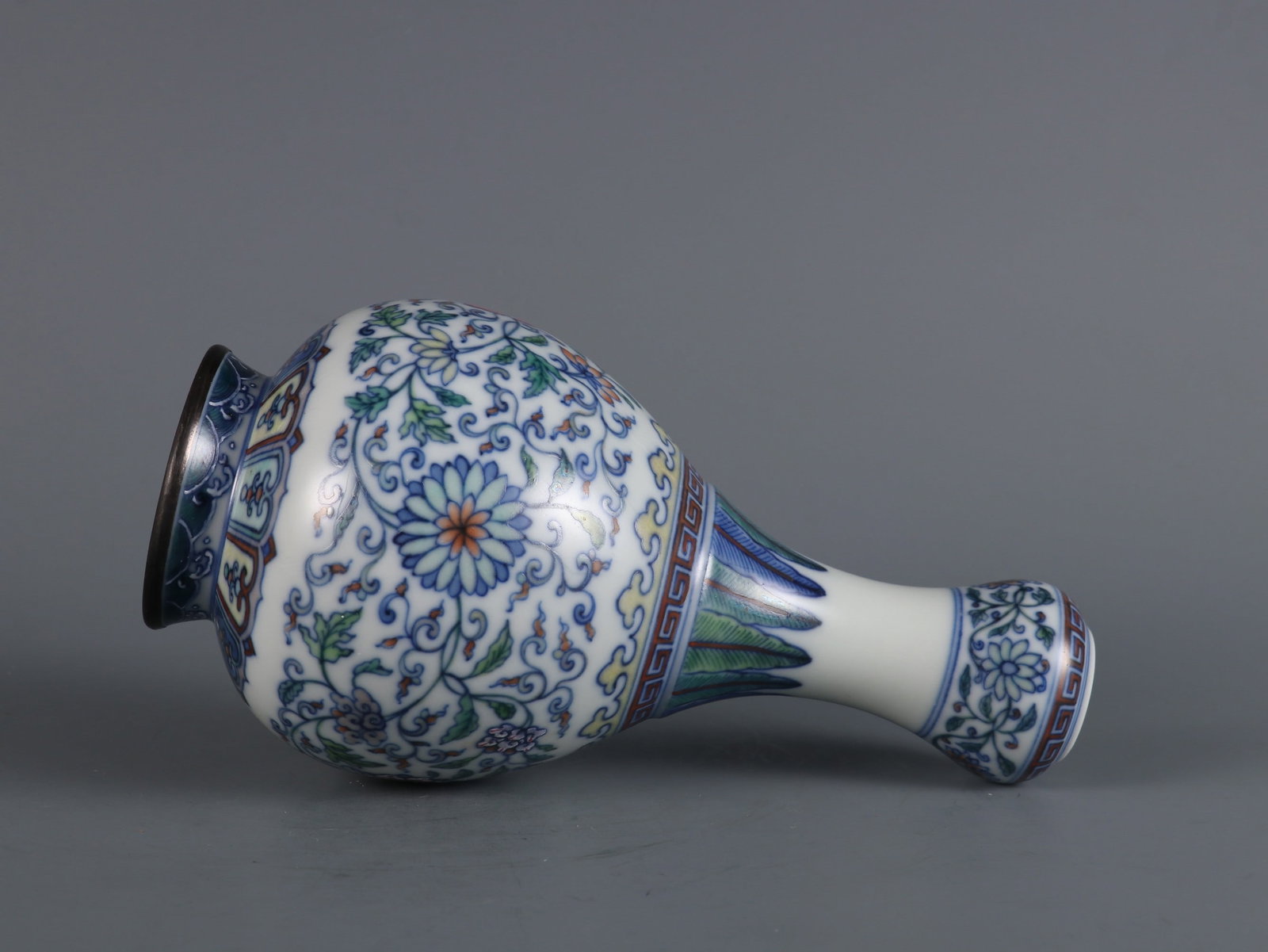 An Exquisite Doucai Lotus Pattern Vase - 6