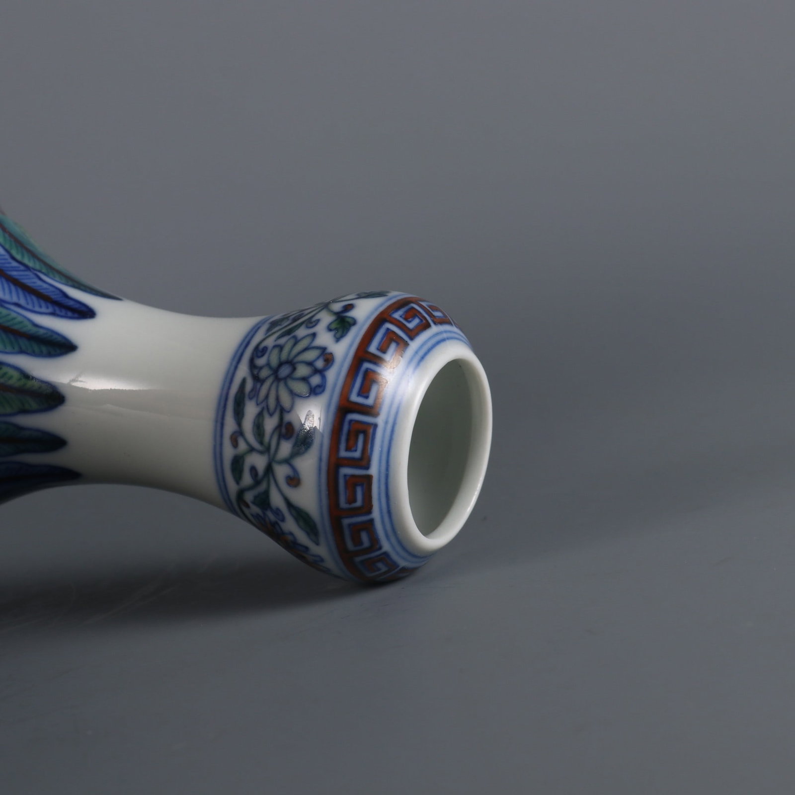 An Exquisite Doucai Lotus Pattern Vase - 7