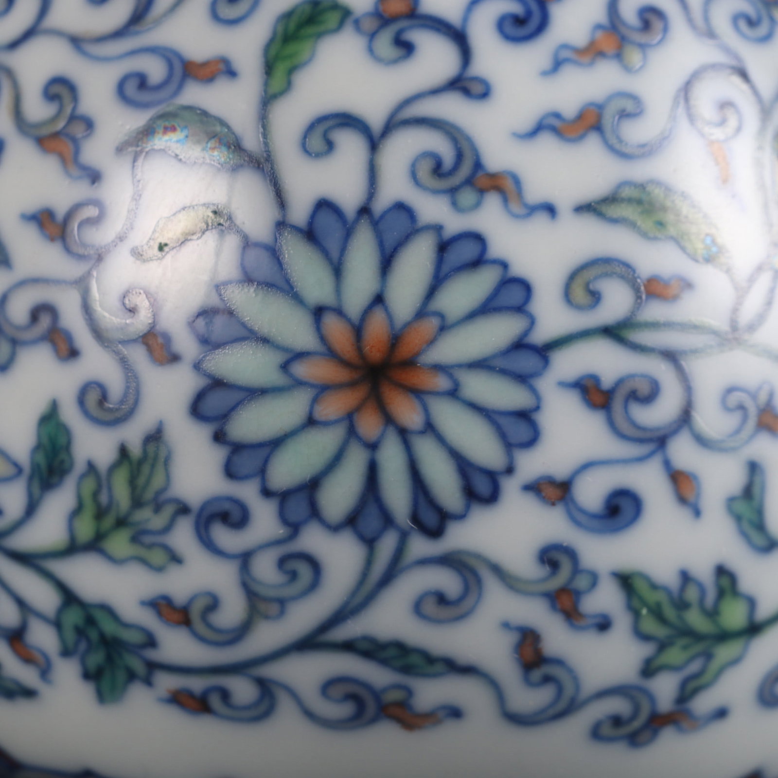 An Exquisite Doucai Lotus Pattern Vase - 8