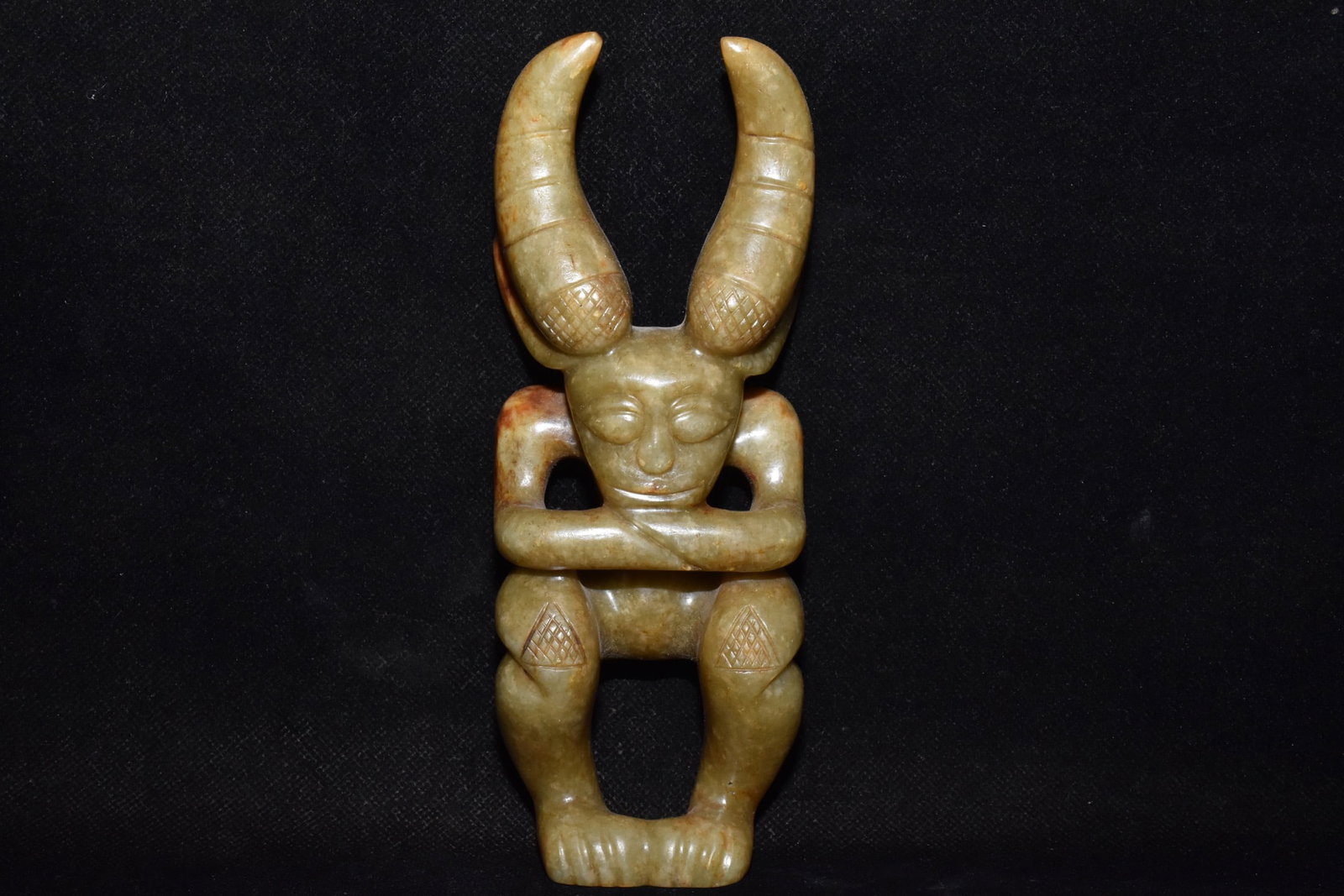 An Exquisite Hemo Jade Figure Ornament: An Exquisite Hemo Jade Figure Ornament Hong Shan Culture Size:7.1inx3in Weight:420g河磨玉太阳神 红山文化 Size:18cmx7.5cm Weight:420g