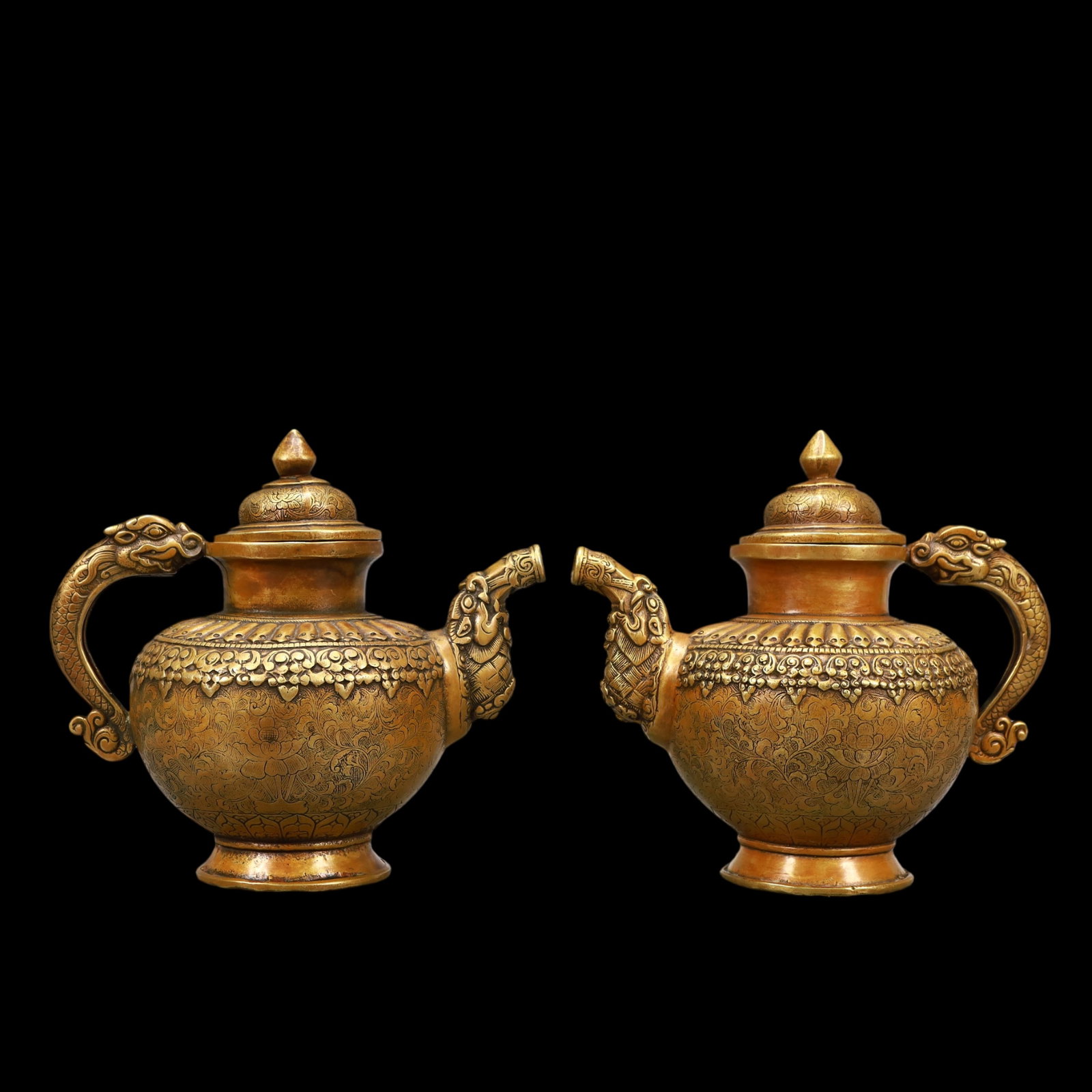 A Exquisite A pair of Coppery Lotus Pattern Ewer: A Exquisite A pair of Coppery Lotus Pattern Ewer Ming Dynasty, China Size:8.3inx5.1inx7.9in Weight:2850g一对铜缠枝莲纹执壶 中国明