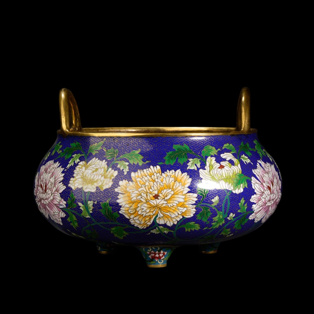 An Exquisite Cloisonne Flower Pattern Double-Ears and Tripod Censer: An Exquisite Cloisonne Flower Pattern Double-Ears and Tripod Censer Qing Dynasty, China Qianlong Four-character Mark Size:9.4inx9.4in Weight:7.5kg景泰蓝月牙耳ୀ