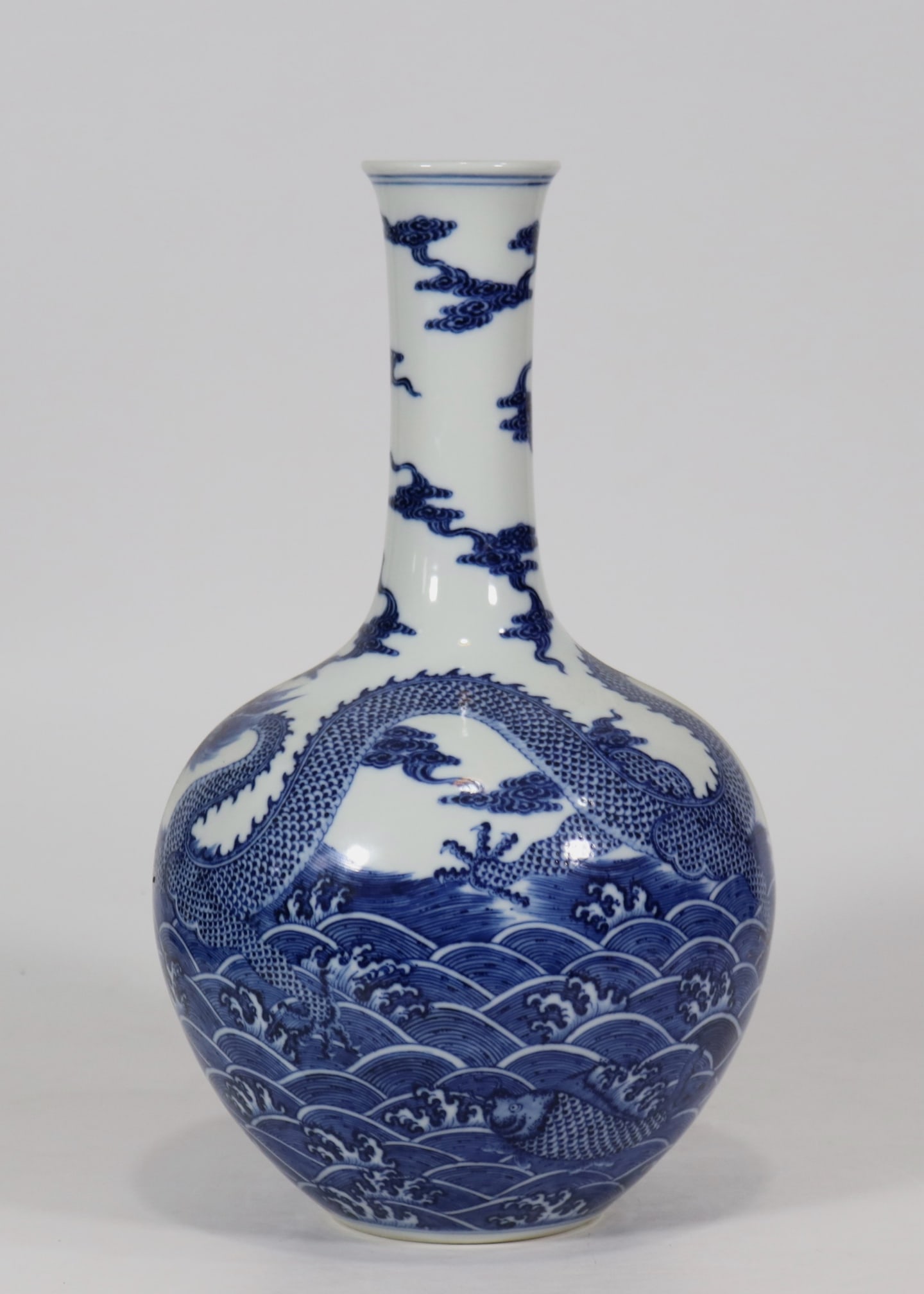 An Exquisite Blue and White Dragon Pattern Seawater Pattern Vase - 4