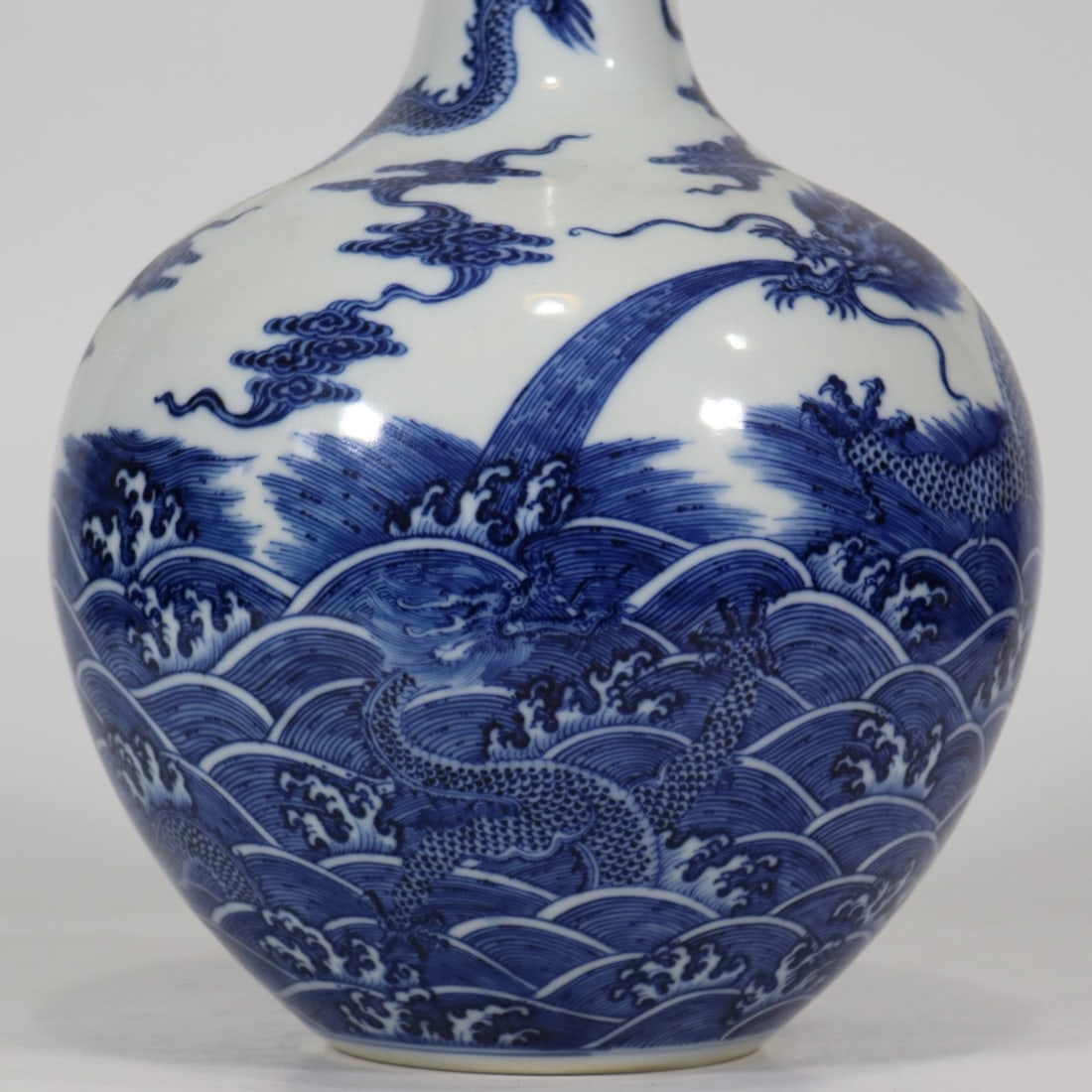 An Exquisite Blue and White Dragon Pattern Seawater Pattern Vase - 6