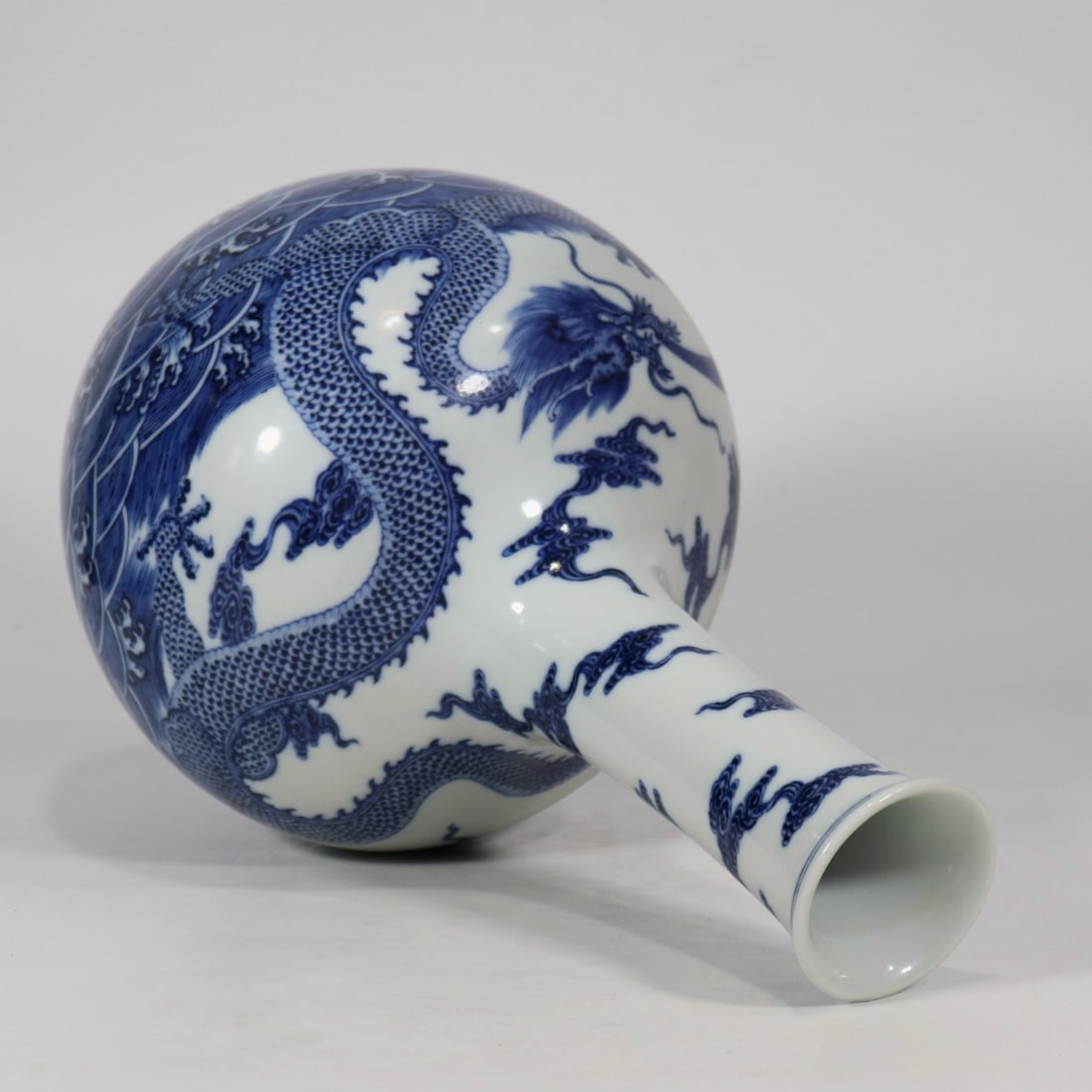 An Exquisite Blue and White Dragon Pattern Seawater Pattern Vase - 7