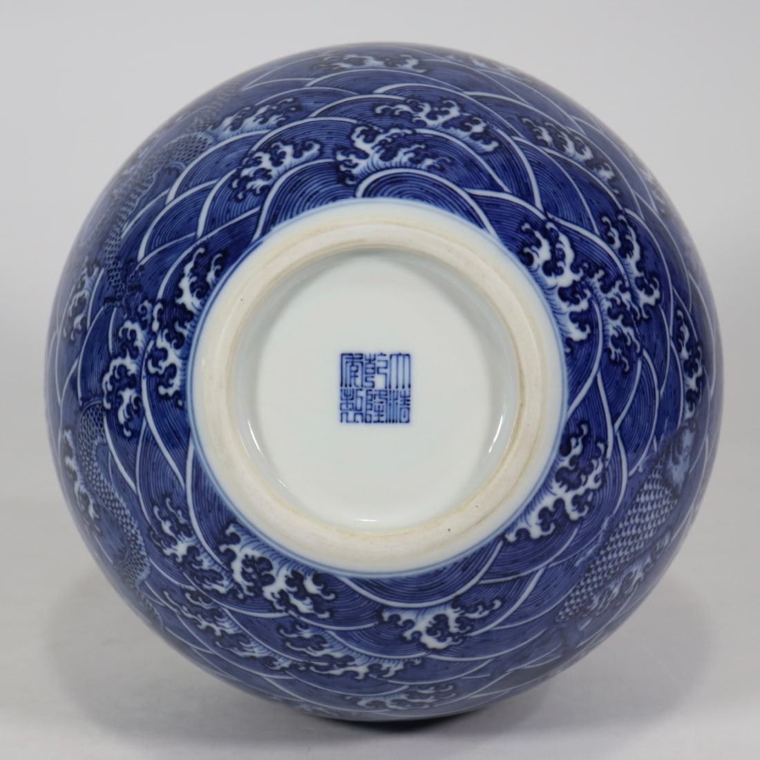 An Exquisite Blue and White Dragon Pattern Seawater Pattern Vase - 8
