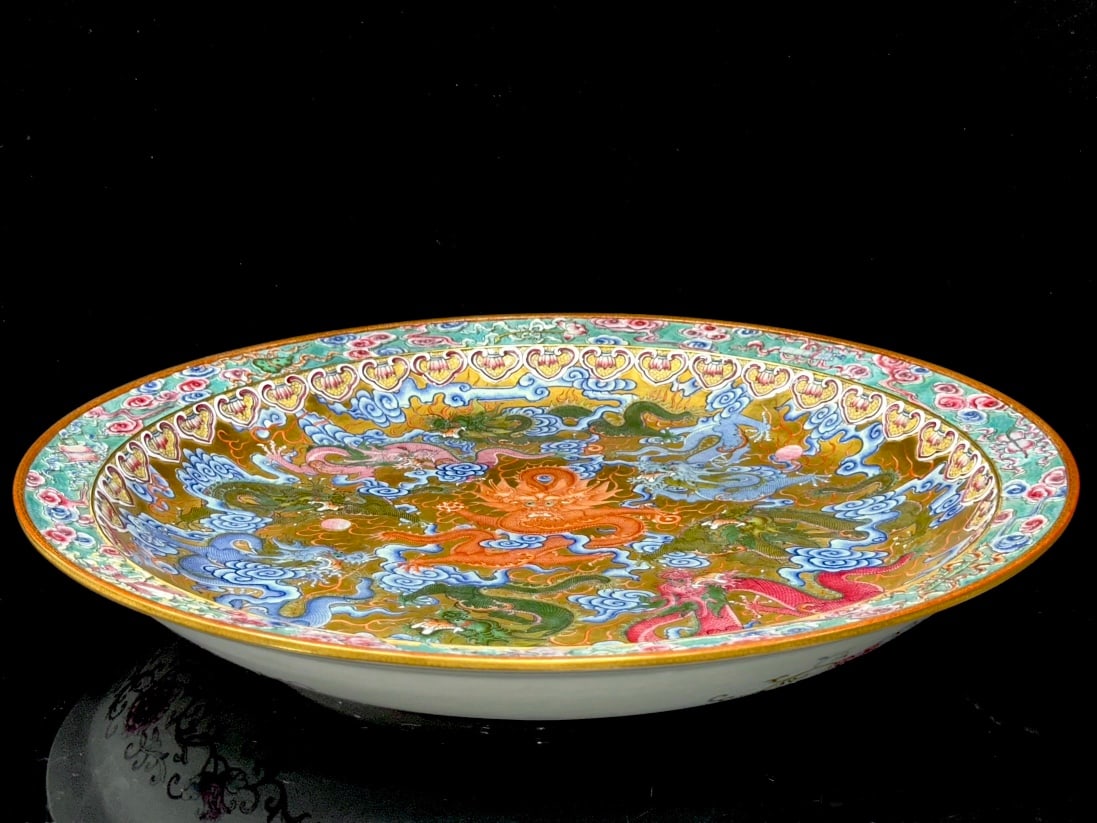 An Exquisite Green Ground Painted Gold Dragon and Phoenix Pattern Eight Treasures Pattern Plate: An Exquisite Green Ground Painted Gold Dragon and Phoenix Pattern Eight Treasures Pattern Plate Qing Dynasty, China Qianlong Six-character Mark Size:3.3inx19.7in绿地凤尾草