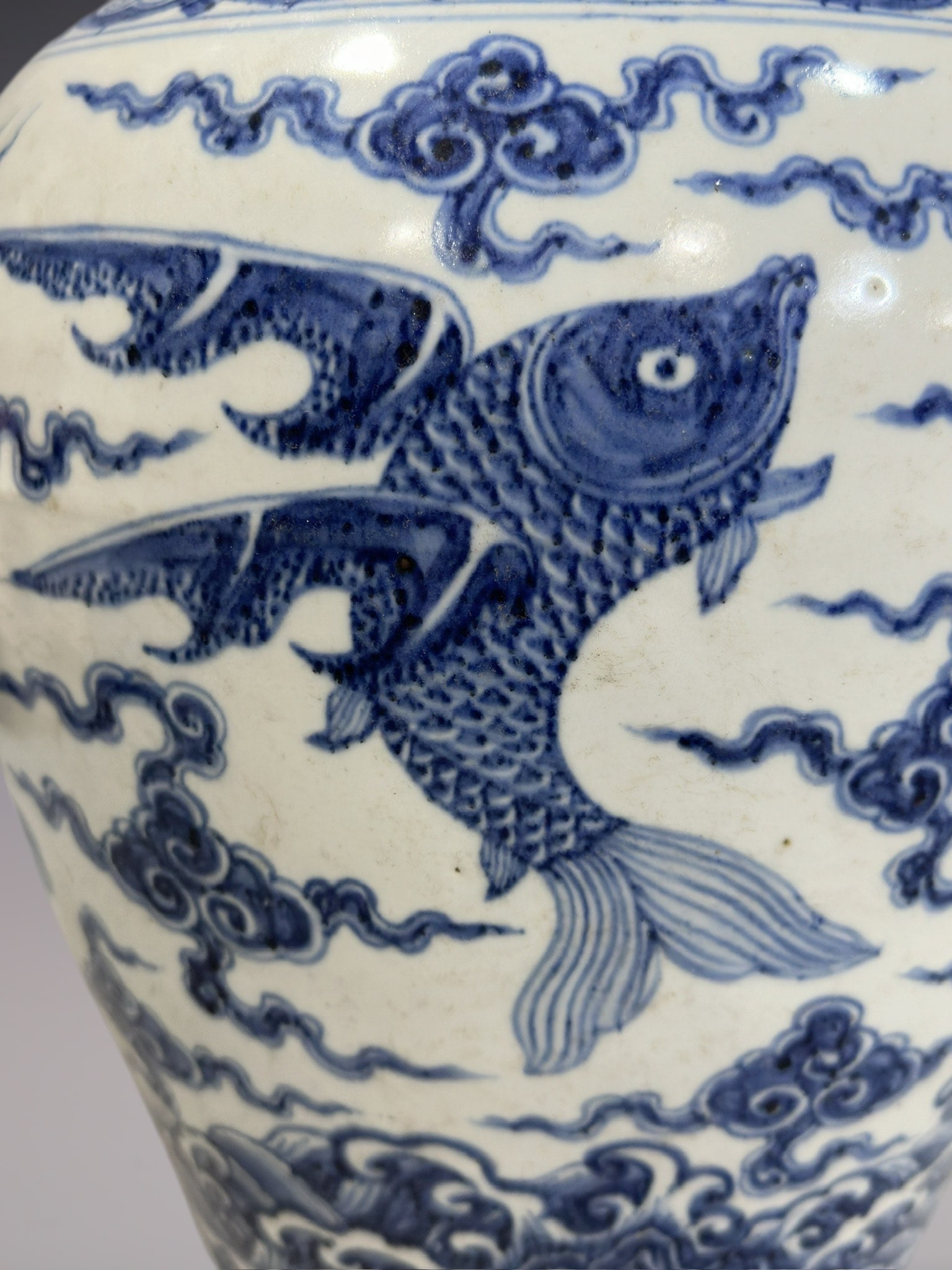An Exquisite Blue and White Dragon Pattern Vase - 4
