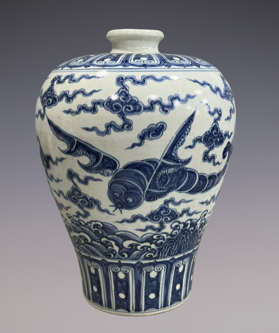 An Exquisite Blue and White Dragon Pattern Vase - 5