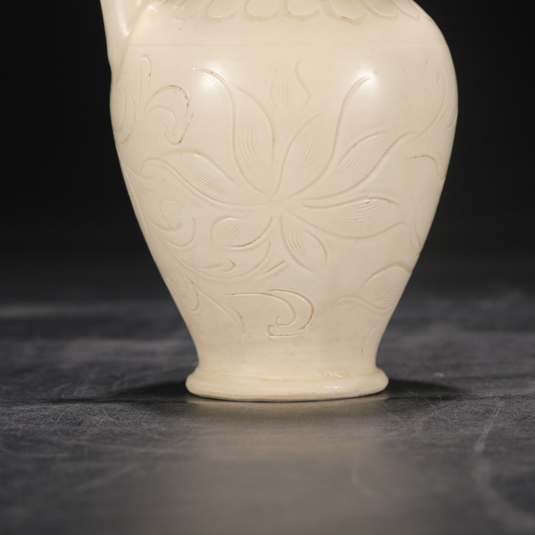 An Exquisite Ding yao Flower Pattern Ewer - 4