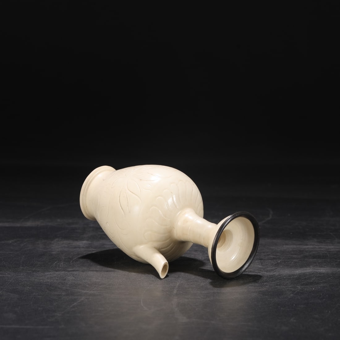 An Exquisite Ding yao Flower Pattern Ewer - 6