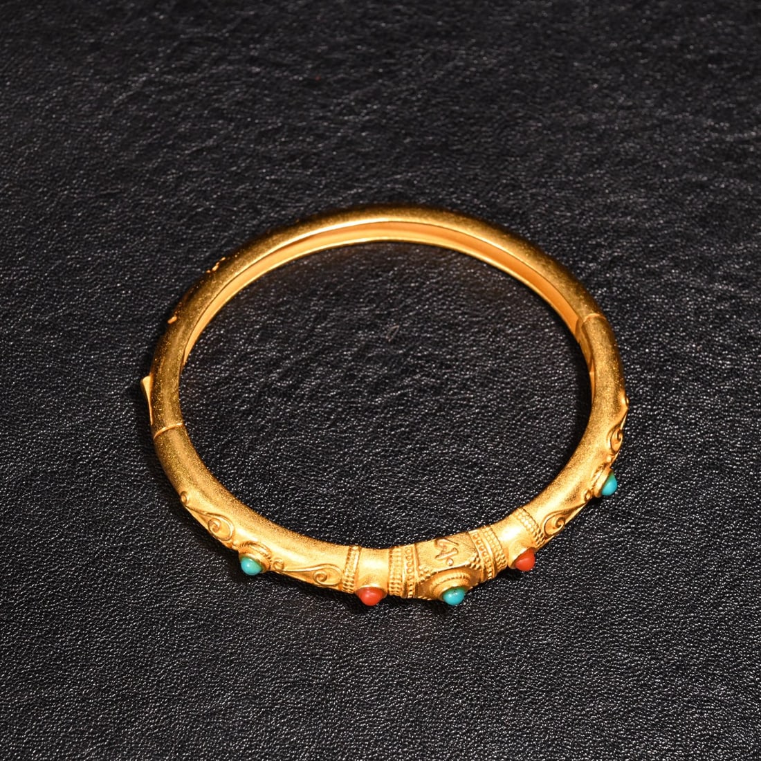 An Exquisite Gilt Bronze Inlaid Gems Bracelets: An Exquisite Gilt Bronze Inlaid Gems Bracelets Qing Dynasty, China Size:2.2in Weight:20g铜鎏金镶宝石手镯 中国清代 Size:5.6cm