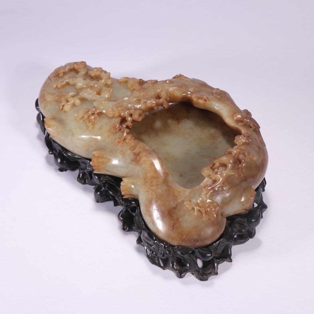 An Exquisite White Jade Flower and Bird Pattern Brush Washer: An Exquisite White Jade Flower and Bird Pattern Brush Washer Qing Dynasty, China Size:3.1inx9.4inx4.9in Weight:1441.5g白玉雕“喜上眉梢”文