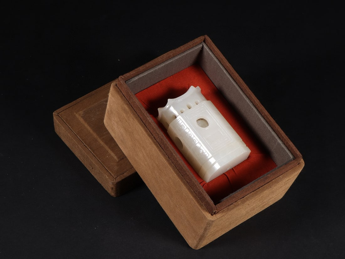 An Exquisite White Jade Niche: An Exquisite White Jade Niche Qing Dynasty, China Size:1.5inx1.2inx2.6in Weight:162g白玉佛龛心中有佛 中国清代