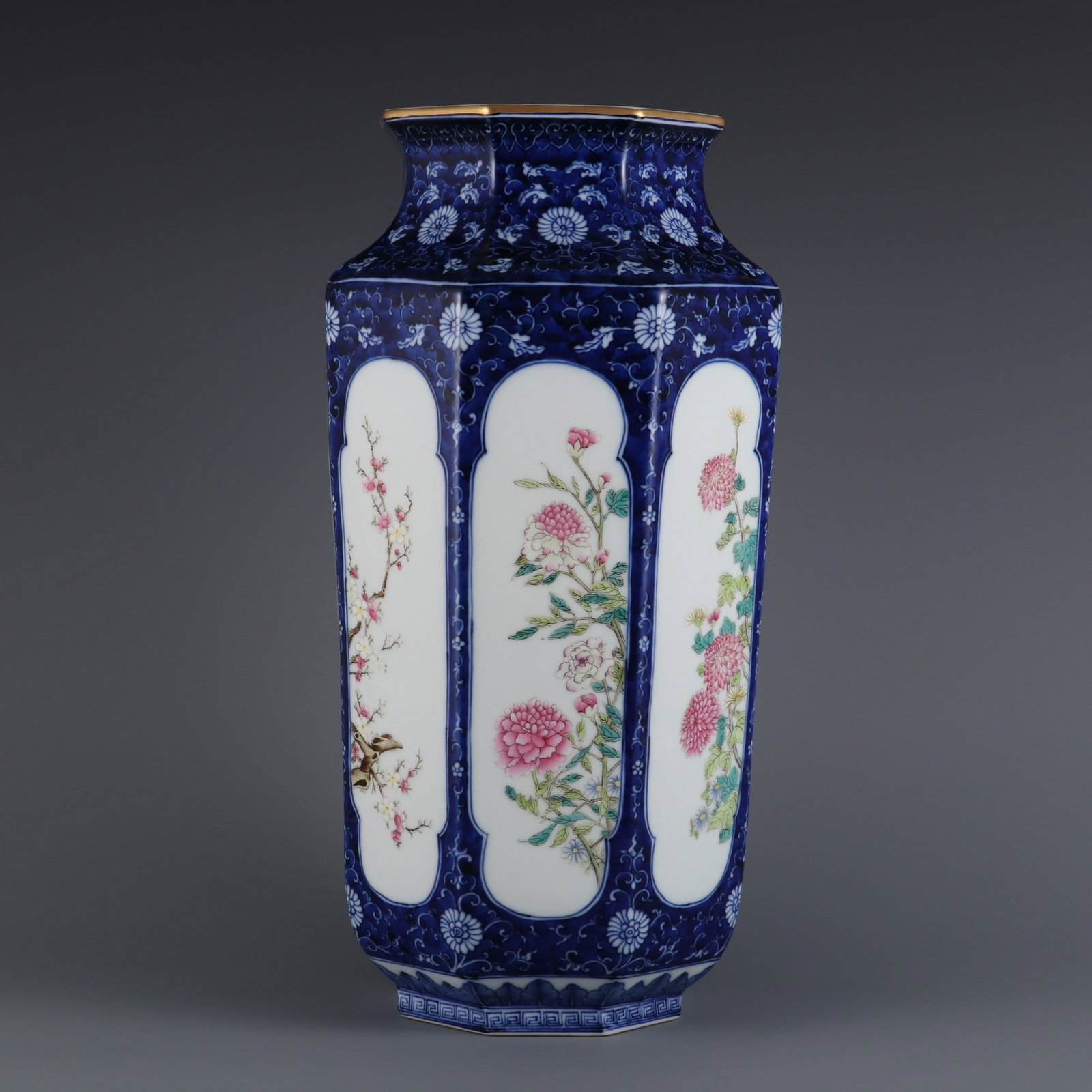 An Exquisite Blue and White Flower Pattern Lotus Pattern Vase: An Exquisite Blue and White Flower Pattern Lotus Pattern Vase Qing Dynasty, China Qianlong Six-character Mark Size:15.7in青花蓝地菊花纹开窗花