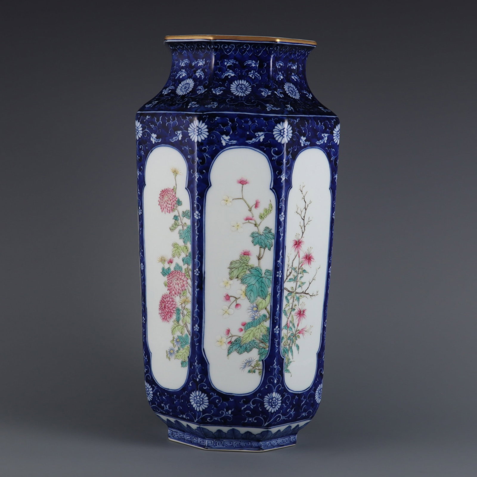 An Exquisite Blue and White Flower Pattern Lotus Pattern Vase - 2