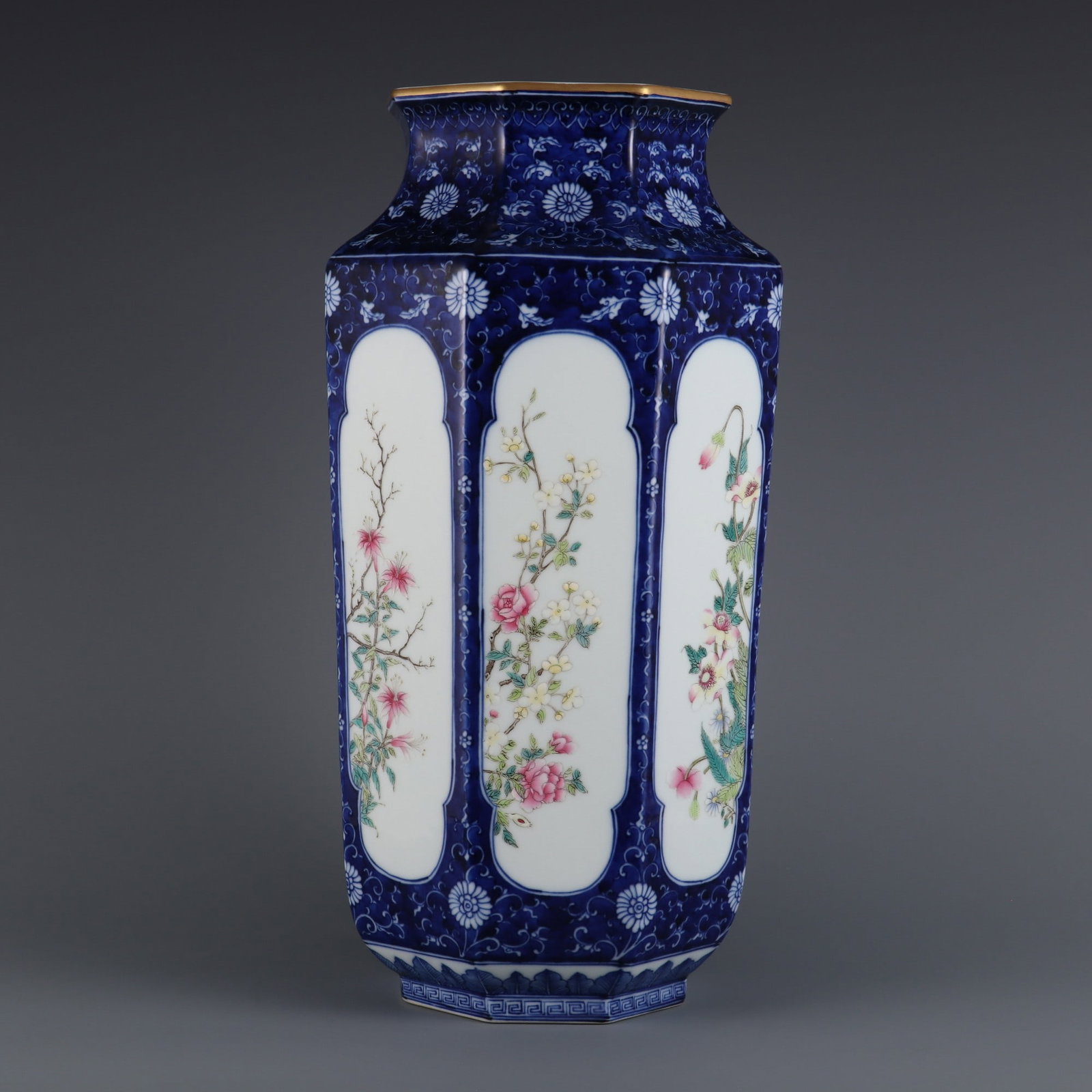 An Exquisite Blue and White Flower Pattern Lotus Pattern Vase - 3