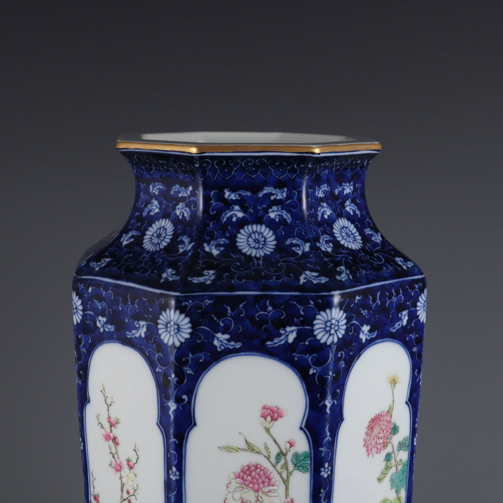 An Exquisite Blue and White Flower Pattern Lotus Pattern Vase - 4