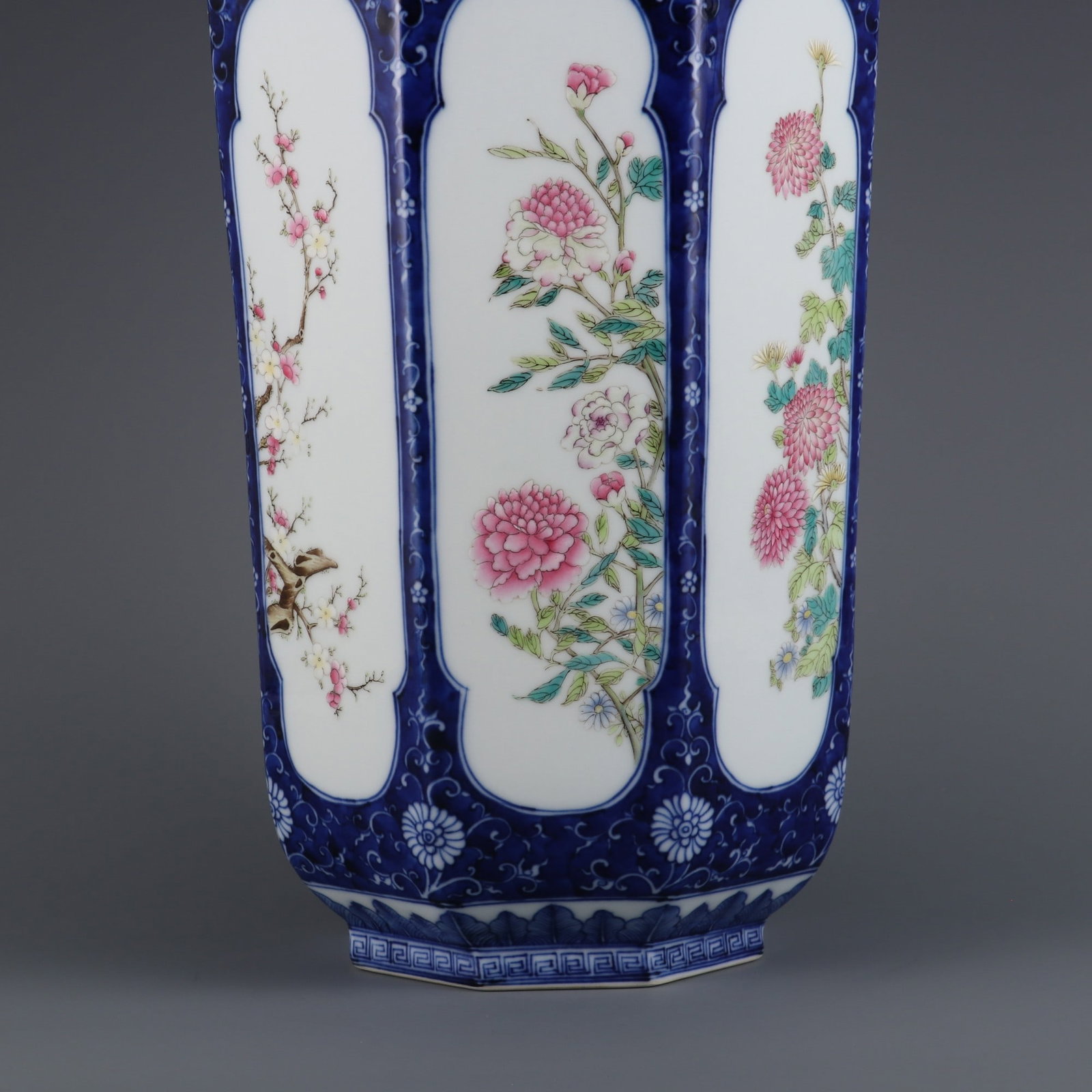 An Exquisite Blue and White Flower Pattern Lotus Pattern Vase - 5