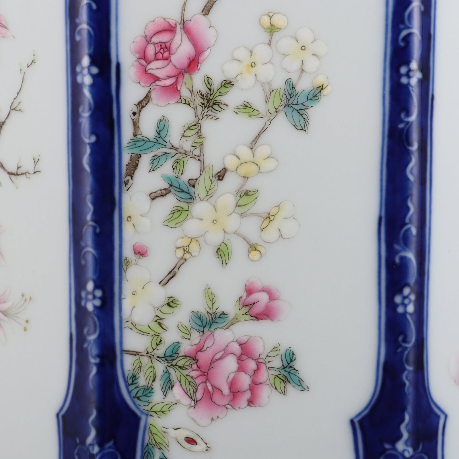An Exquisite Blue and White Flower Pattern Lotus Pattern Vase - 6