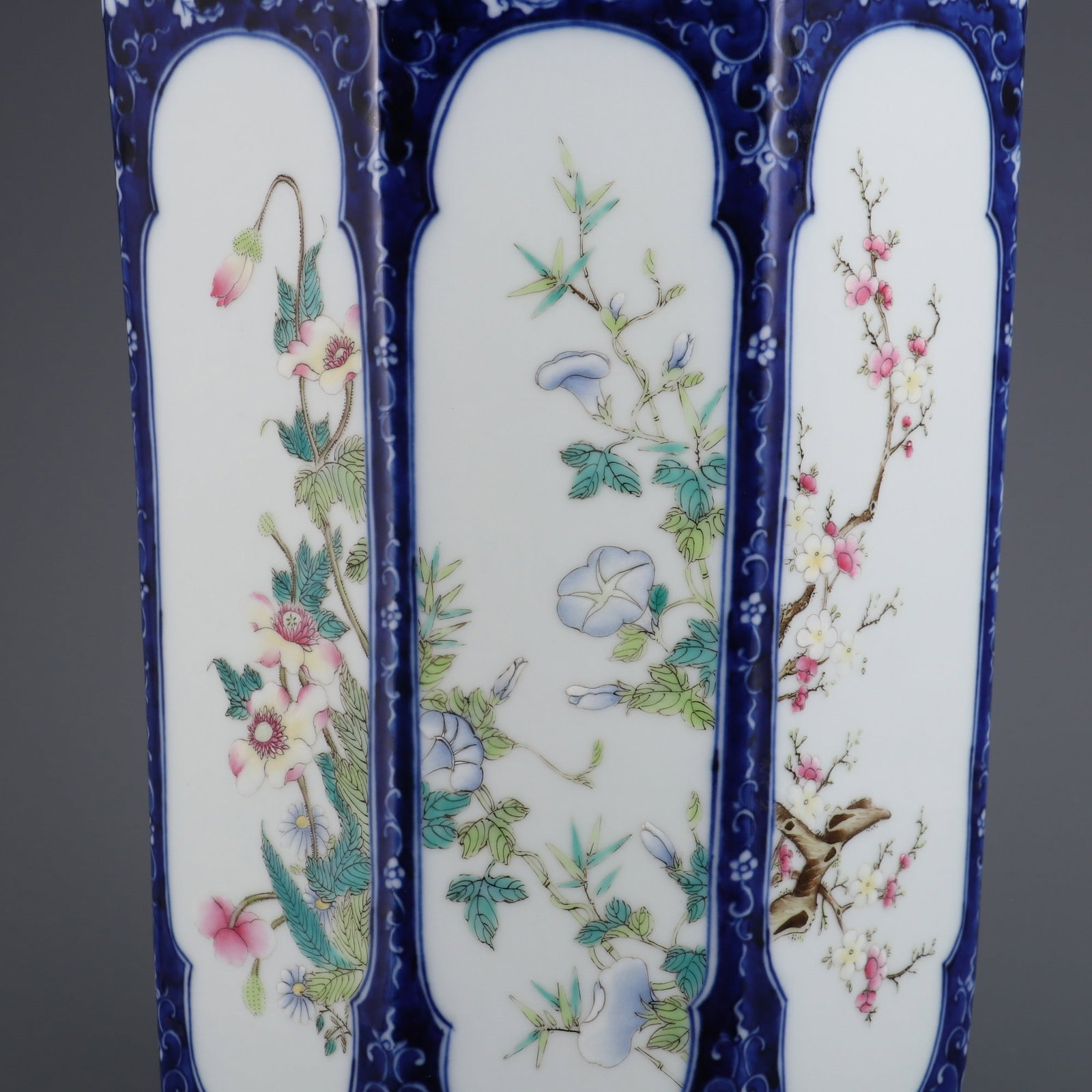 An Exquisite Blue and White Flower Pattern Lotus Pattern Vase - 7