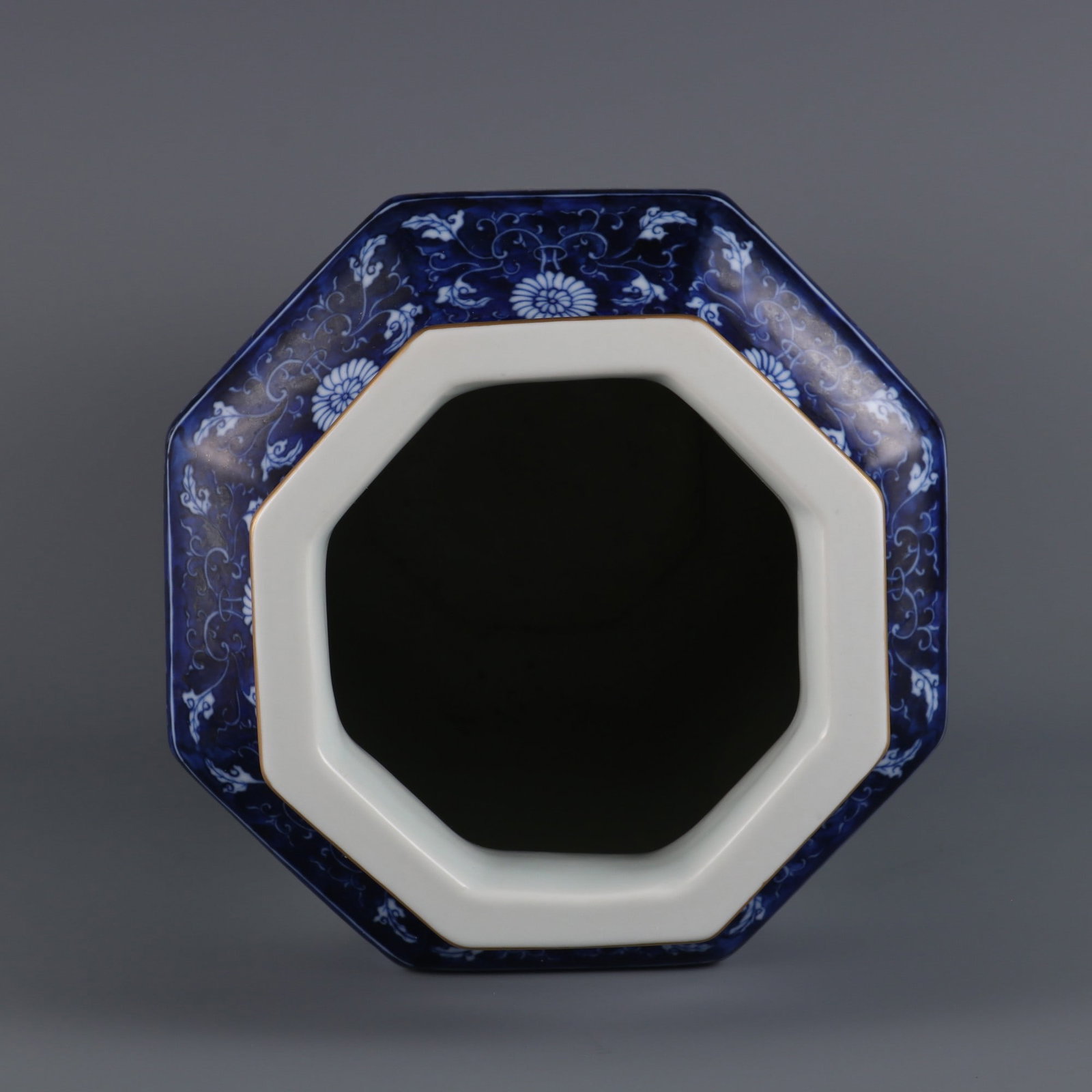An Exquisite Blue and White Flower Pattern Lotus Pattern Vase - 8