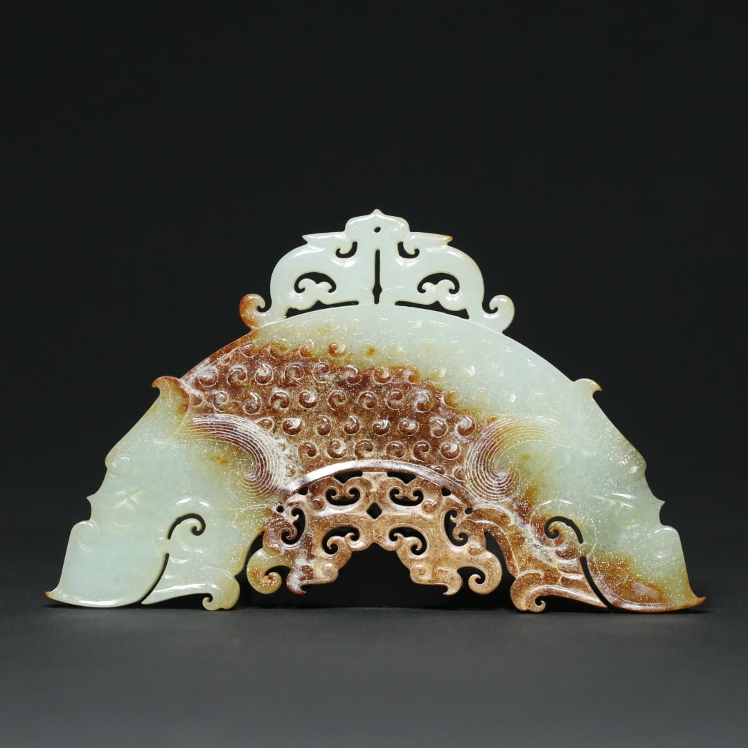An Exquisite White Jade Dragon Pattern Ornament: An Exquisite White Jade Dragon Pattern Ornament Han Dynasty, China Size:5.2inx3.2inx0.2in Weight:96.5g白玉蝌蚪纹双龙玉璜玉璧 中&