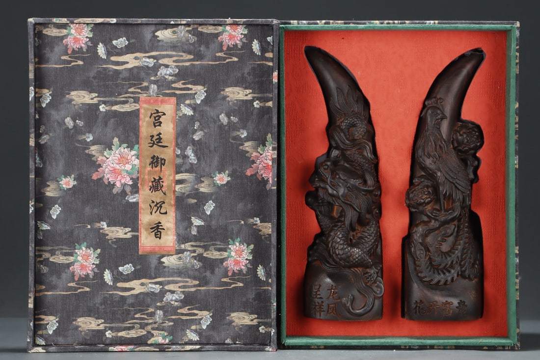 An Exquisite Eaglewood Dragon Phoenix Pattern Ornament: An Exquisite Eaglewood Dragon Phoenix Pattern Ornament Qing Dynasty, China Size:4.1inx3.9inx14.1in沉香木龙凤呈祥摆件 中国清É