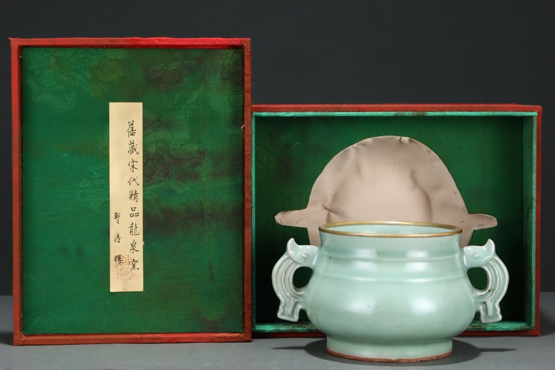 An Exquisite Longquan yao Celadon Glazed Double-Ears Censer: An Exquisite Longquan yao Celadon Glazed Double-Ears Censer Song Dynasty, China Size:4.3inx8.1in龙泉粉青釉双耳炉 中国宋代