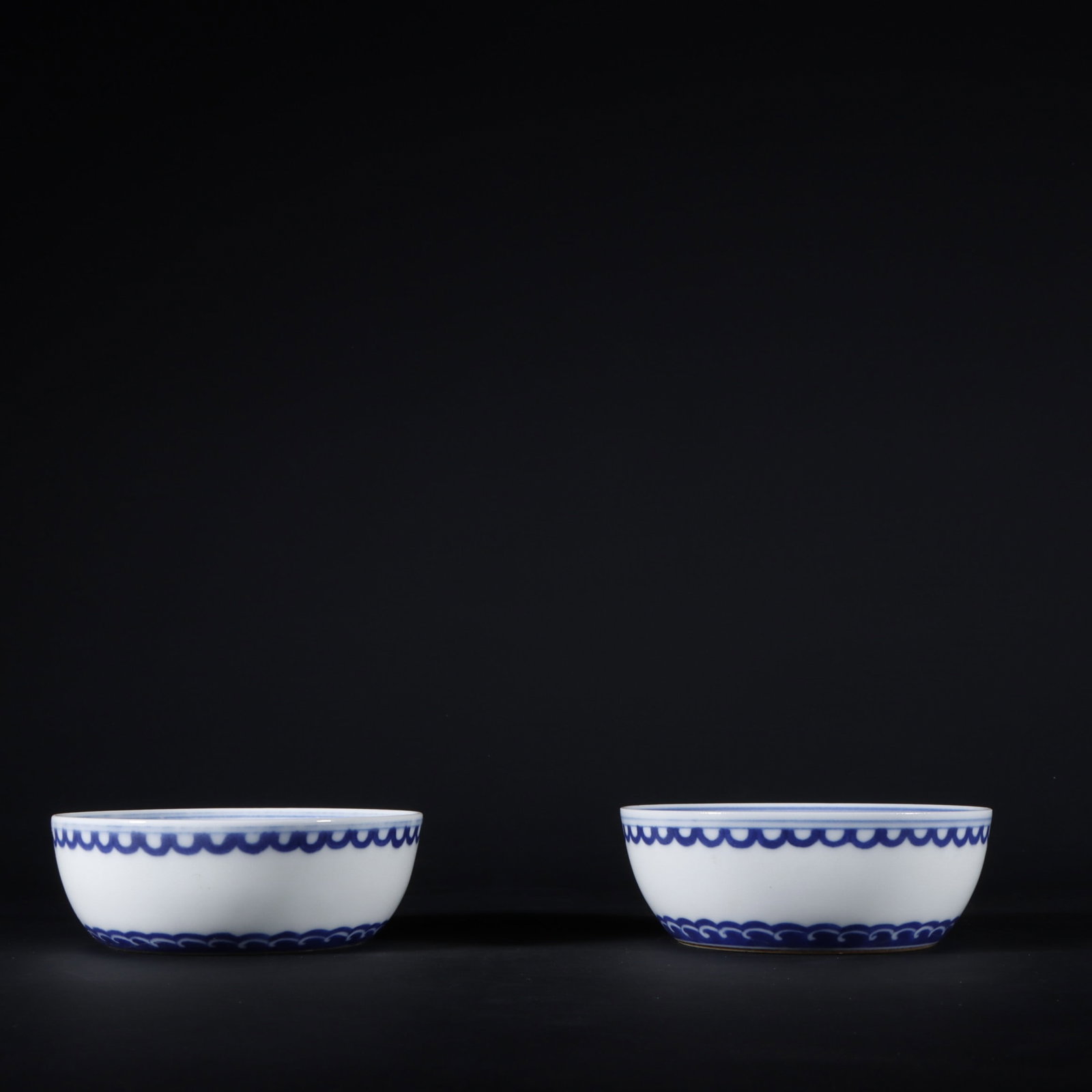 A Pair of Exquisite Blue and White Cup: A Pair of Exquisite Blue and White Cup Ming Dynasty, China Chenghua Six-character Mark Size:1.3inx3.7in青花卧足杯一对 中国明代