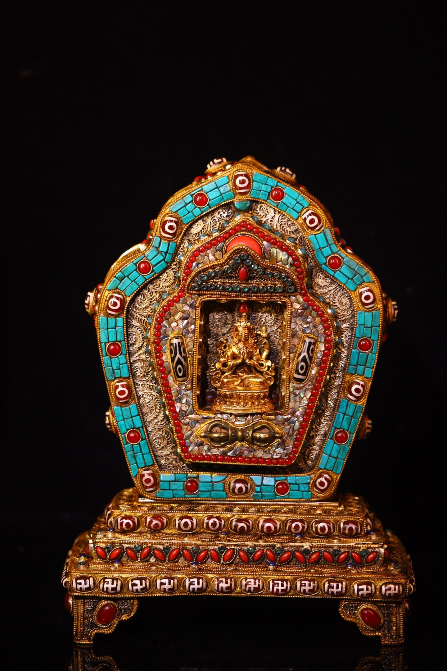 An Exquisite Silver Inlaid Dzi Bead Gems Four-arms Statue of Avalokitesvara Niche: An Exquisite Silver Inlaid Dzi Bead Gems Four-arms Statue of Avalokitesvara Niche Qing Dynasty, China Size:11.8inx8.7inx4.7in Weight:2350g银嵌天珠宝石鎏ດ