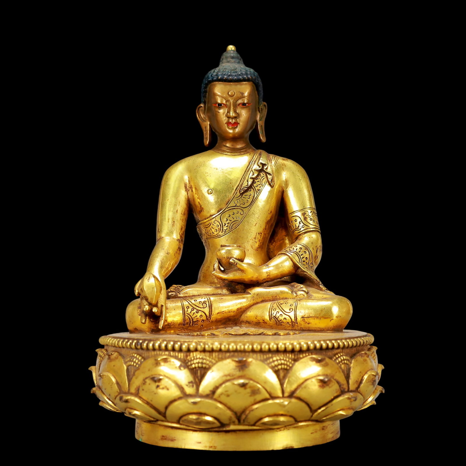 A Exquisite Gilt Bronze Statue of Sakyamuni: A Exquisite Gilt Bronze Statue of Sakyamuni Qing Dynasty, China Size:5.9inx5.1inx7.7in Weight:2300g铜鎏金释迦牟尼像 中国清代