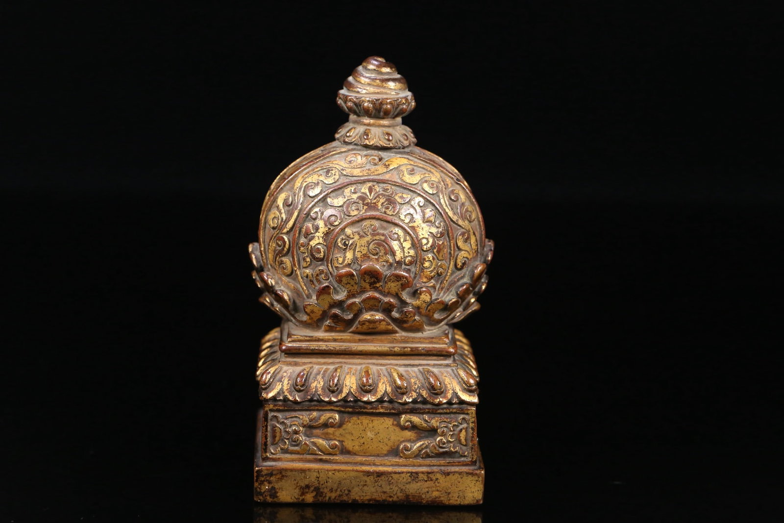 An Exquisite Gilt Bronze Seal: An Exquisite Gilt Bronze Seal Qing Dynasty, China Size:4.8inx2.6inx2.6in Weight:756g铜鎏金藏印一方 中国清代 Size:12.2cmx6.6cmx6.5cm
