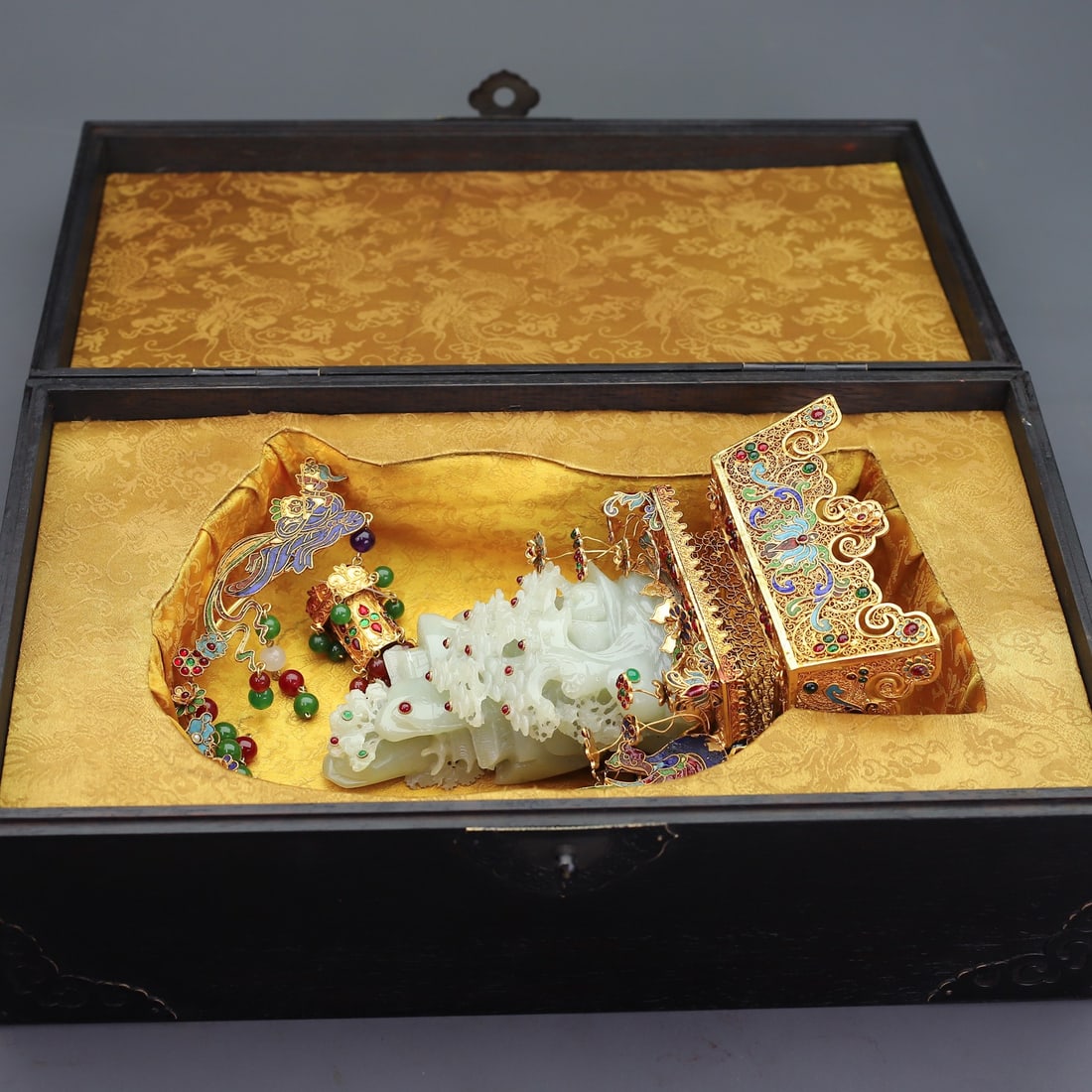 An Exquisite Gilt Bronze Inlaid White Jade Rockery Ornament: An Exquisite Gilt Bronze Inlaid White Jade Rockery Ornament Qing Dynasty, China Qianlong Four-character Mark Size:15.7inx9.1inx6.3in Weight:3900g Size:11inx7.9inx4.3in
