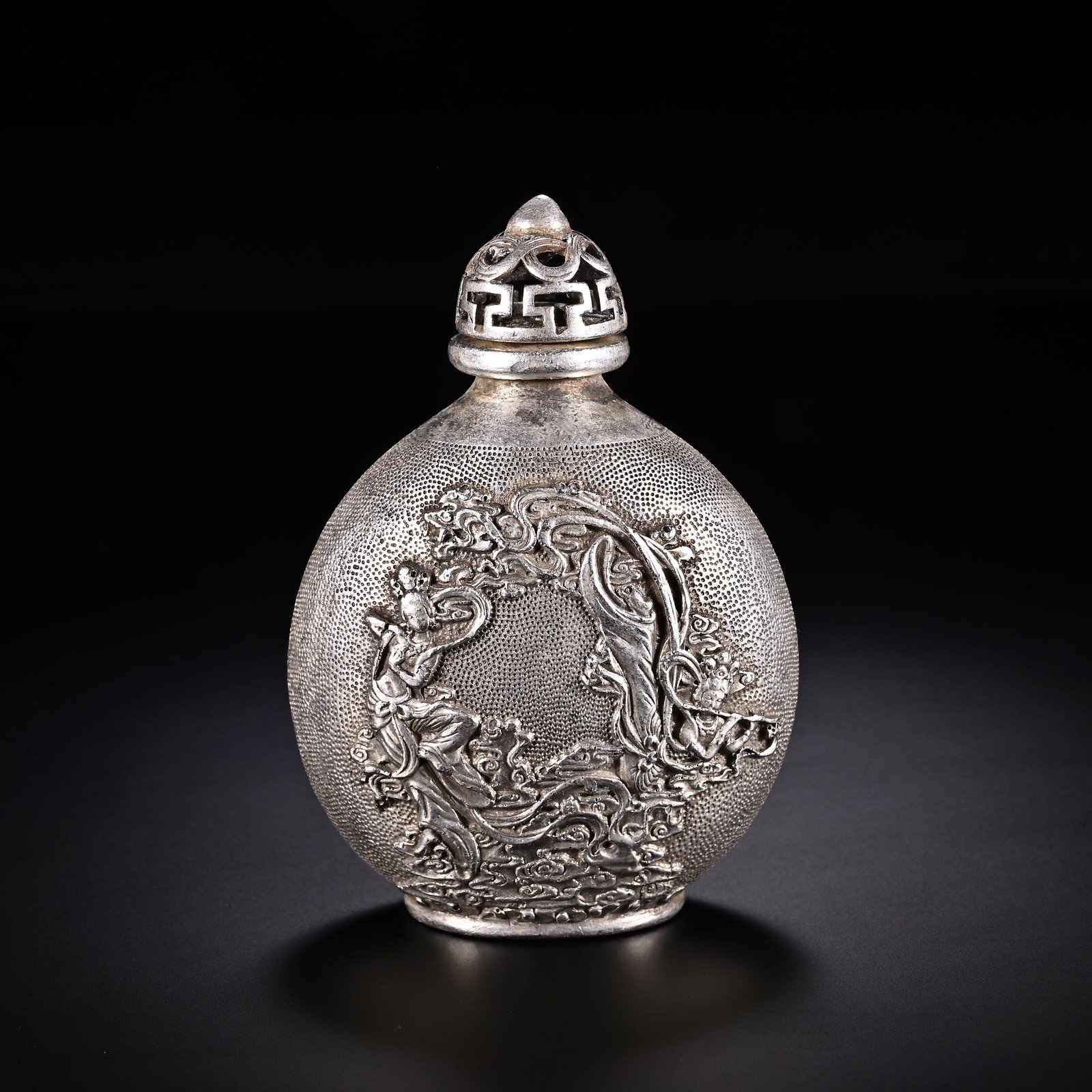 An Exquisite Silver Bronze Figure Pattern Snuff Bottle: An Exquisite Silver Bronze Figure Pattern Snuff Bottle Qing Dynasty, China Xuantong Four-character Mark Size:3.3inx2.3in Weight:150g铜鎏银人物纹鼻烟