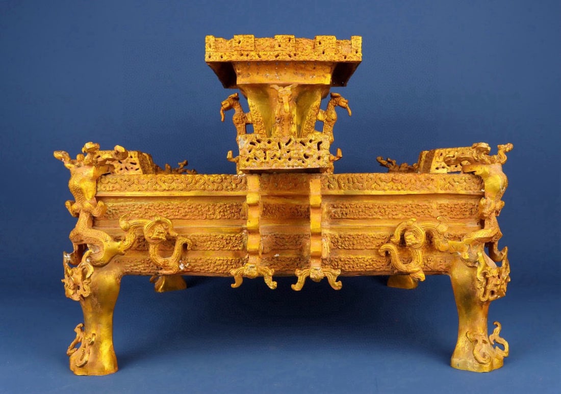 An Exquisite Gilt Bronze Auspicious Beast Pattern With Inscription Plate: An Exquisite Gilt Bronze Auspicious Beast Pattern With Inscription Plate the Warring States period in China Size:18.9inx14.6in Weight:18500g铜鎏金方尊盘