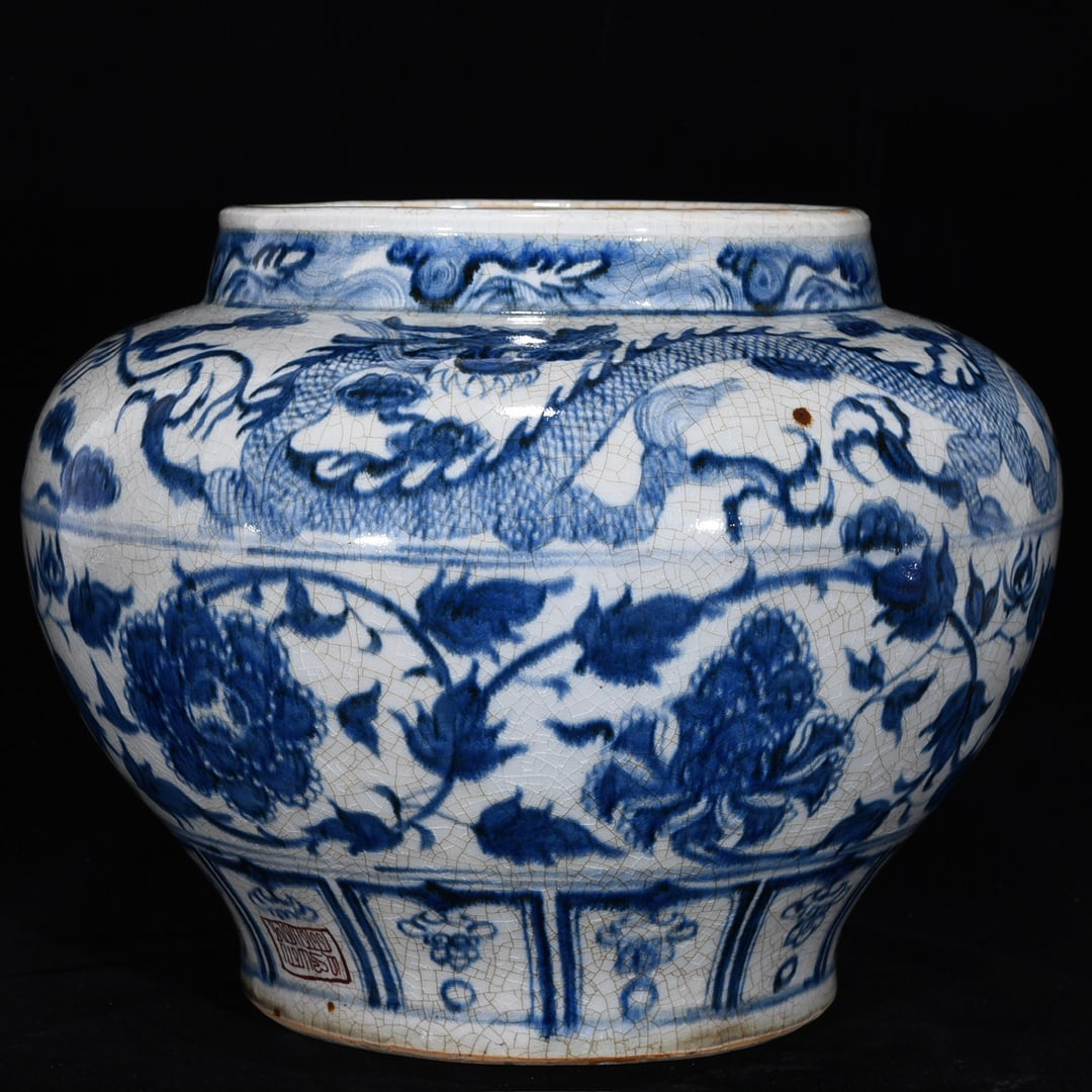 An Exquisite Blue and White Lotus Pattern Dragon Pattern Jar: An Exquisite Blue and White Lotus Pattern Dragon Pattern Jar Yuan Dynasty, China Size:10.2inx13in青花缠枝龙纹罐 中国元代