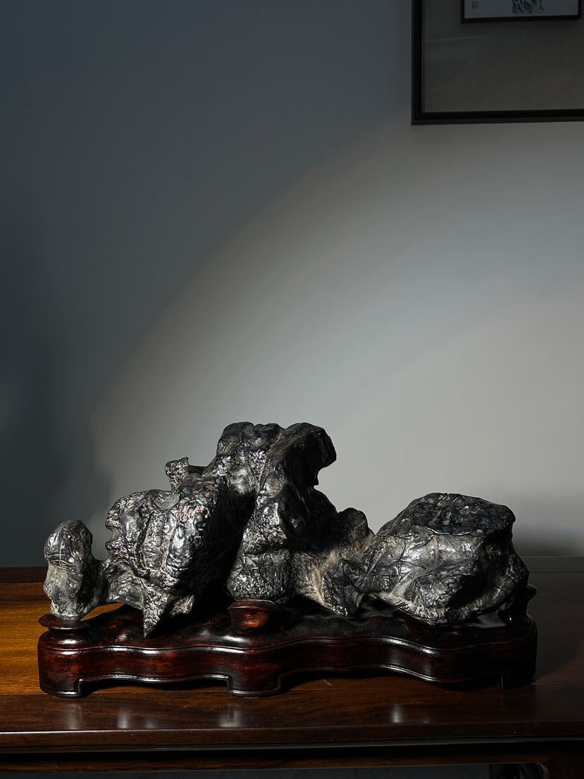 An Exquisite Lingbi Stone Rockery Ornament: An Exquisite Lingbi Stone Rockery Ornament Qing Dynasty, China Size:19.7inx9.4inx9.4in灵璧石文房山摆件 中国清代