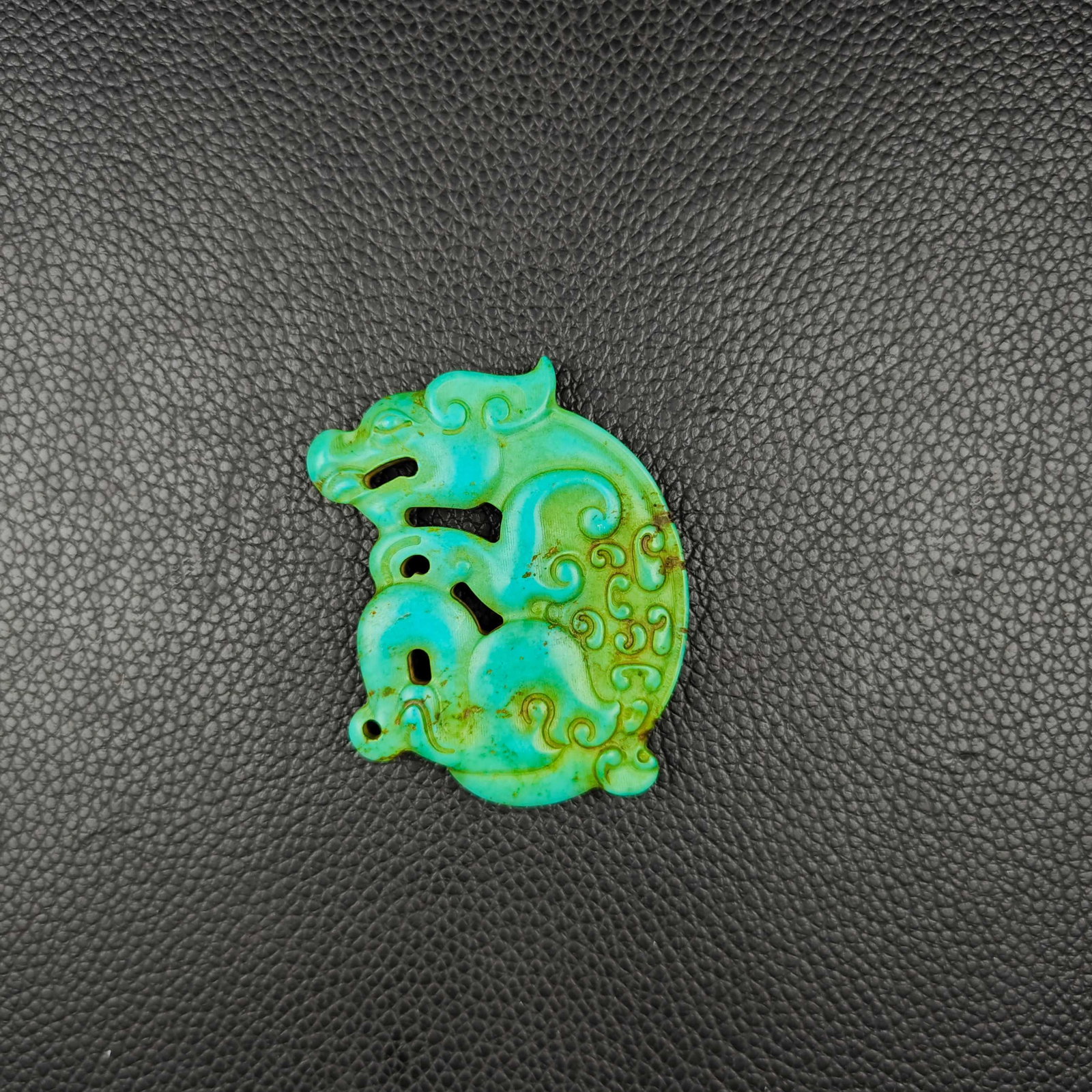 An Exquisite Turquoise Dragon Pendant: An Exquisite Turquoise Dragon Pendant the Warring States period in China Size:2inx1.8in Weight:22g绿松石龙挂件 战国时期 Size:5cmx4.5cm Weigh